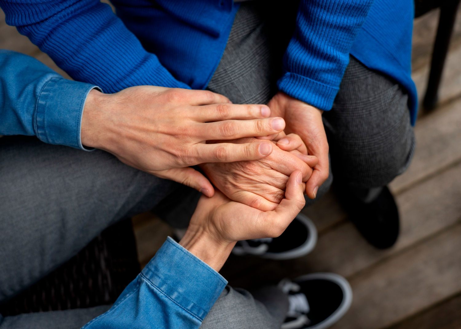 Un joven de la mano de una persona mayor | Fuente: Freepik