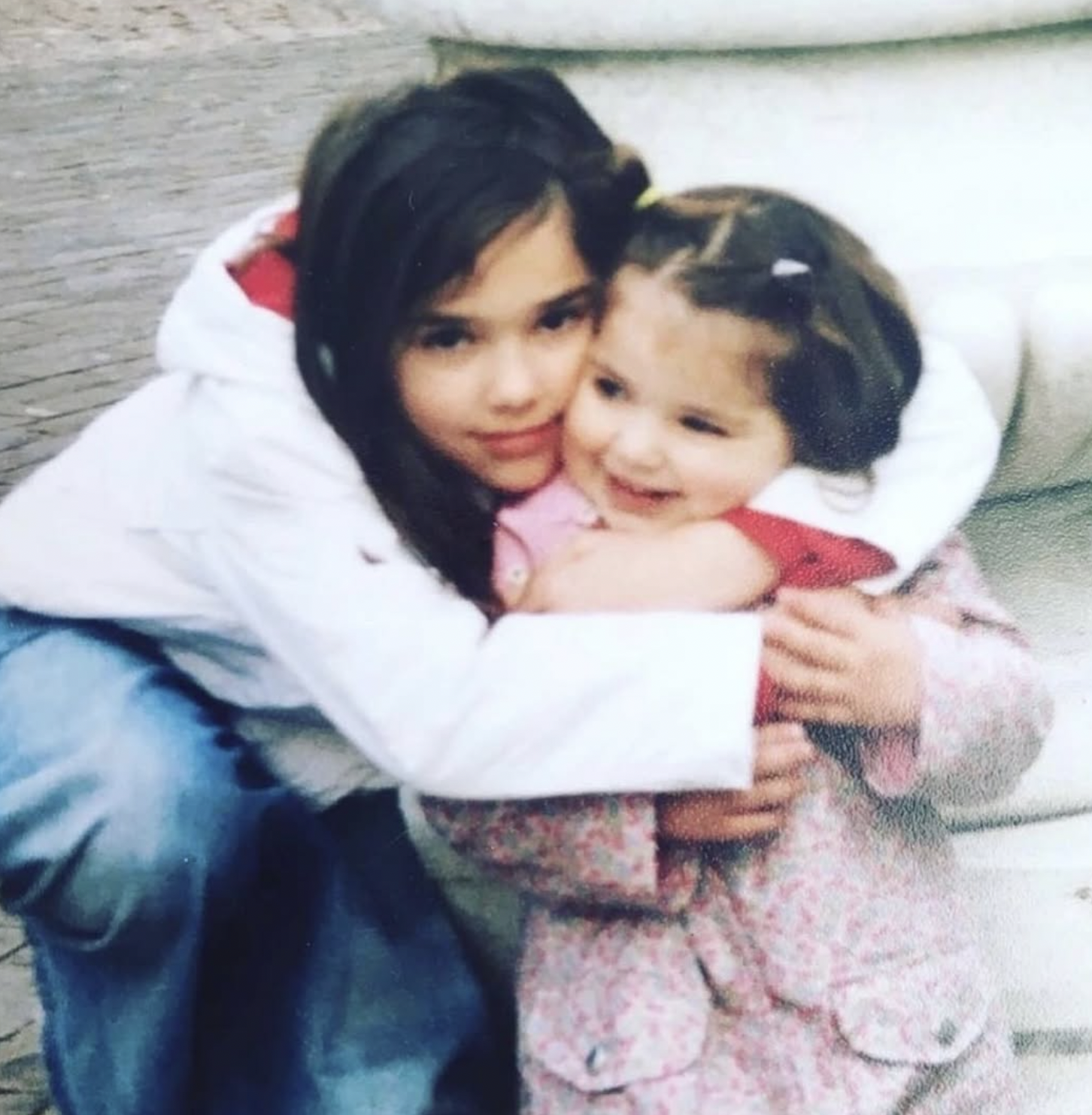 La estrella musical y su hermana pequeña de niñas, de un post fechado el 14 de mayo de 2025. | Fuente: Facebook/Dua Lipa