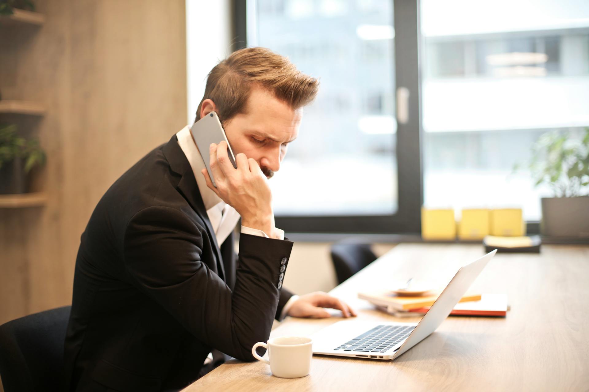 Un hombre hablando por teléfono en el trabajo | Fuente: Pexels