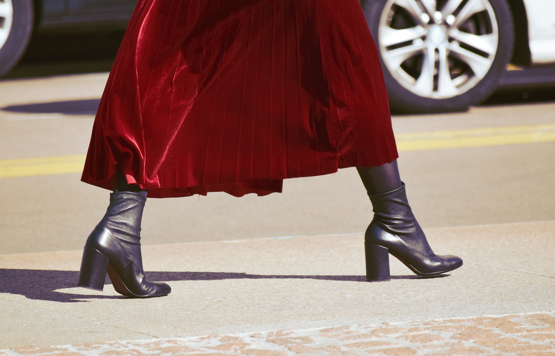 Primer plano de una mujer caminando cerca de un automóvil | Fuente: Unsplash