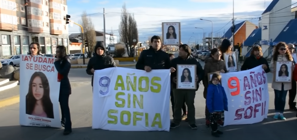 Los familiares y amigos de Sofía, no pierden la esperanza de que aparezca a pesar del tiempo transcurrido desde su desaparición en 2008. | Fuente: Youtube/Historias Innecesarias.