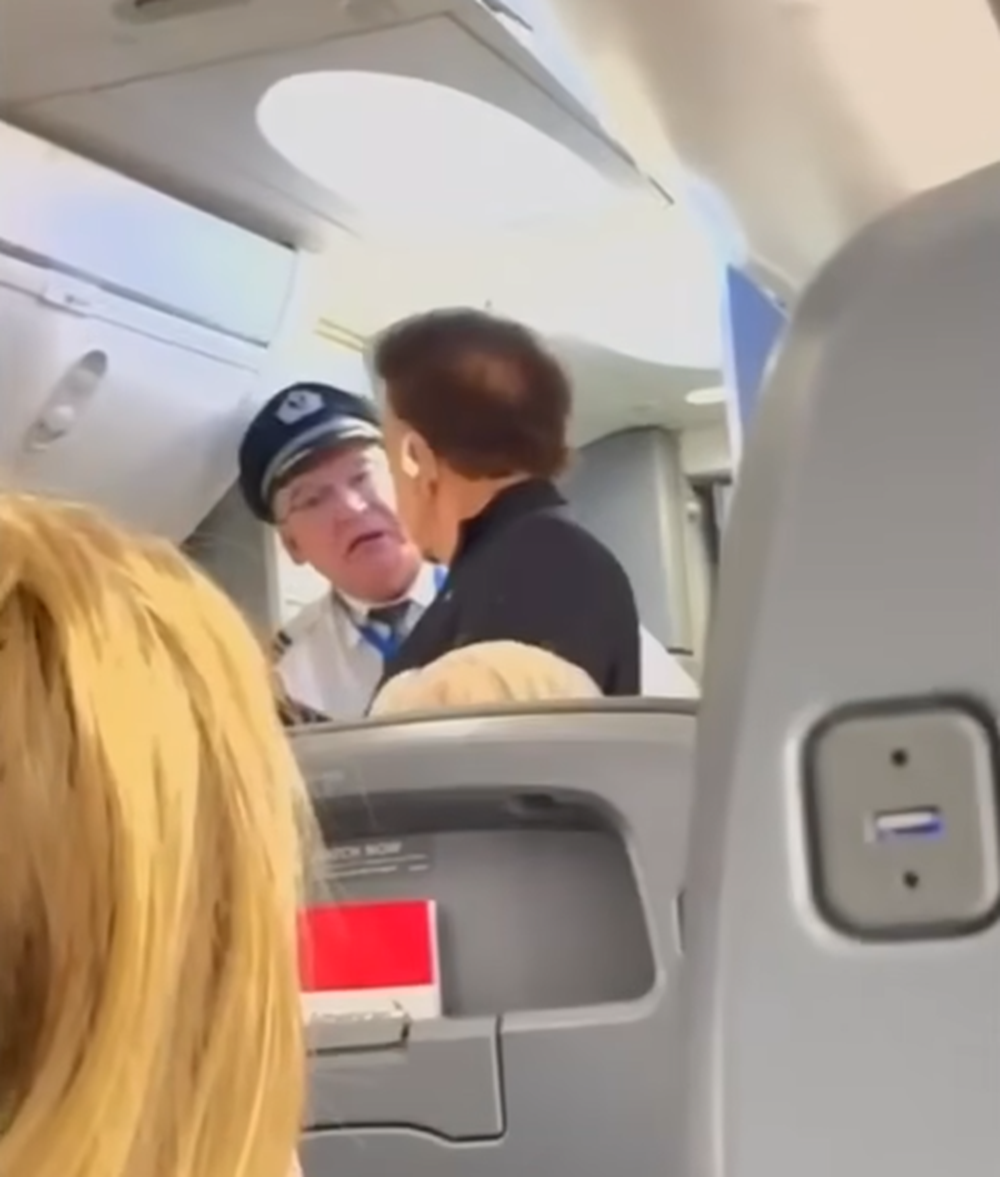 José Luis Rodríguez "El Puma" durante el altercado en un vuelo de American Airlines en Ecuador con destino a Miami | Fuente: YouTube/Al Rojo Vivo