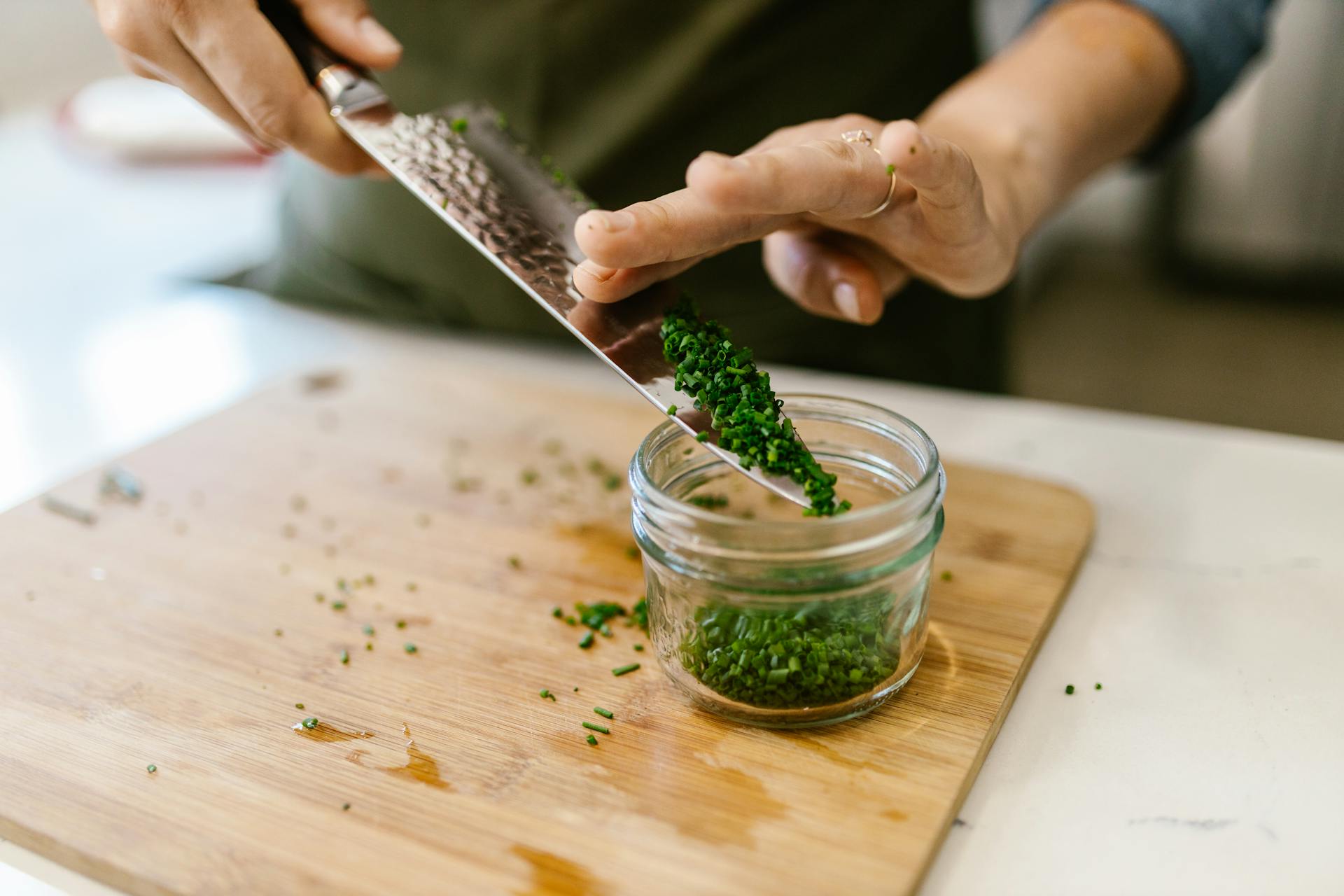Una mujer cortando verduras | Fuente: Pexels