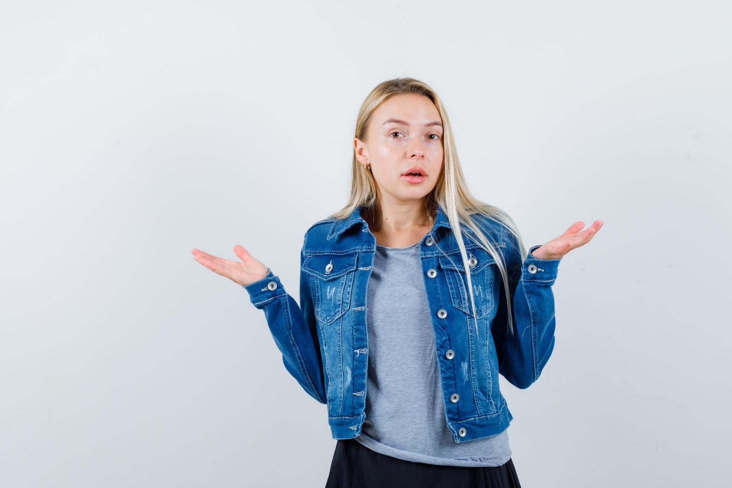 Una mujer encogiéndose de hombros | Fuente: Freepik