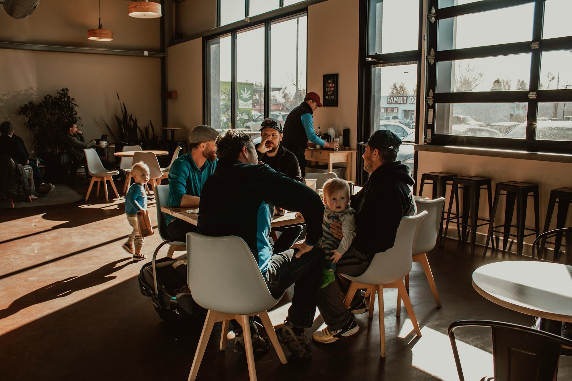 Gente en una cafetería | Fuente: Pexels