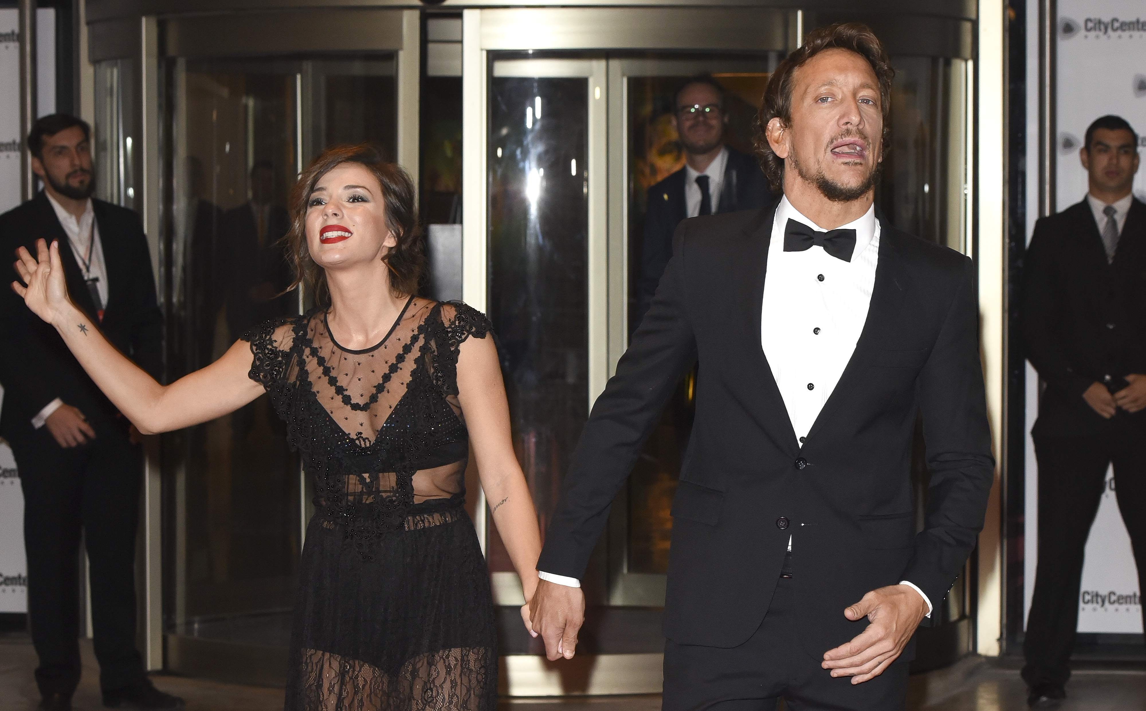Gimena Accardi y Nico Vázquez asisten a la boda de Lionel Messi y Antonela Rocccuzzo en el City Center Rosario Hotel & Casino el 30 de junio de 2017 en Rosario, Argentina. | Fuente: Getty Images