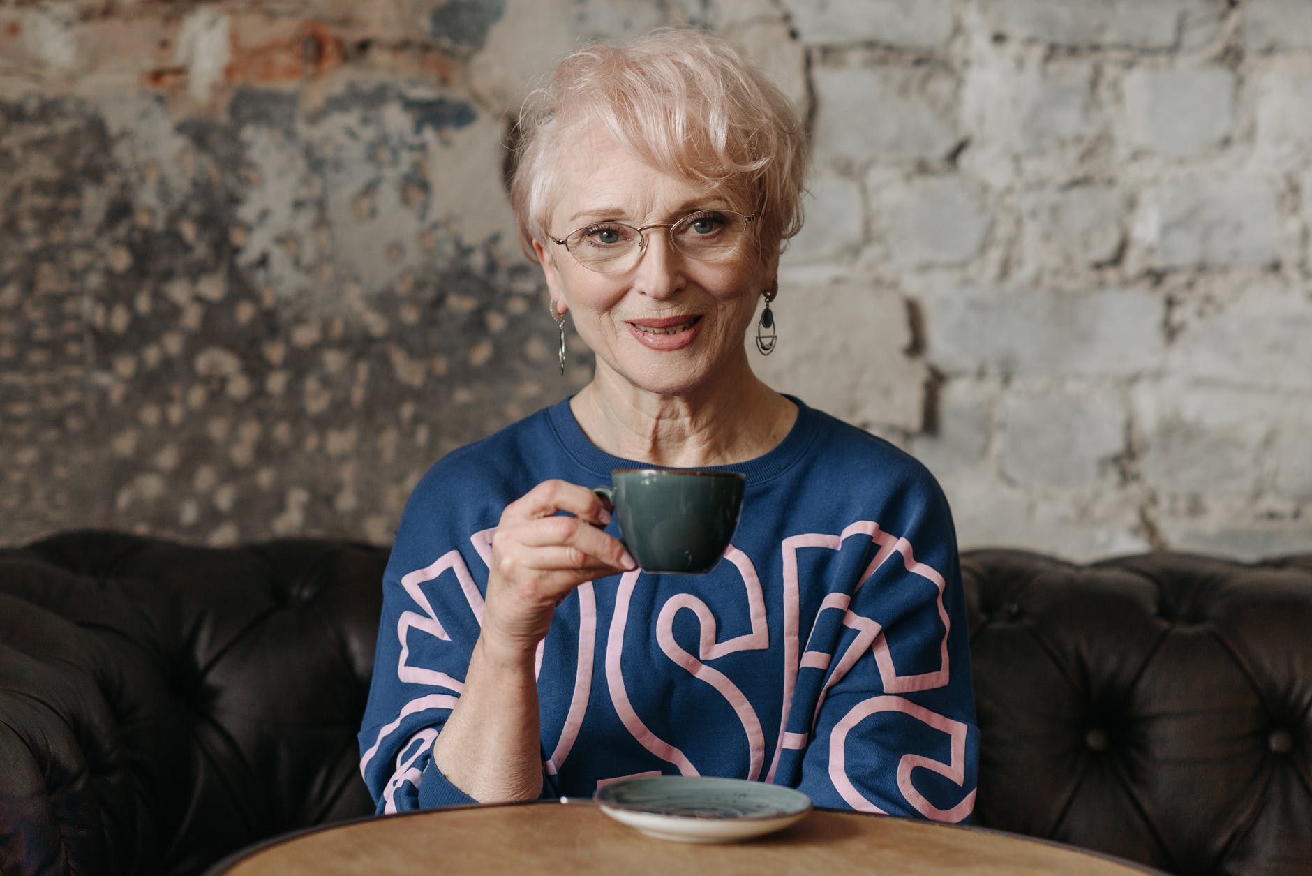 Una mujer mayor bebiendo cafe. | Fuente: Pexels