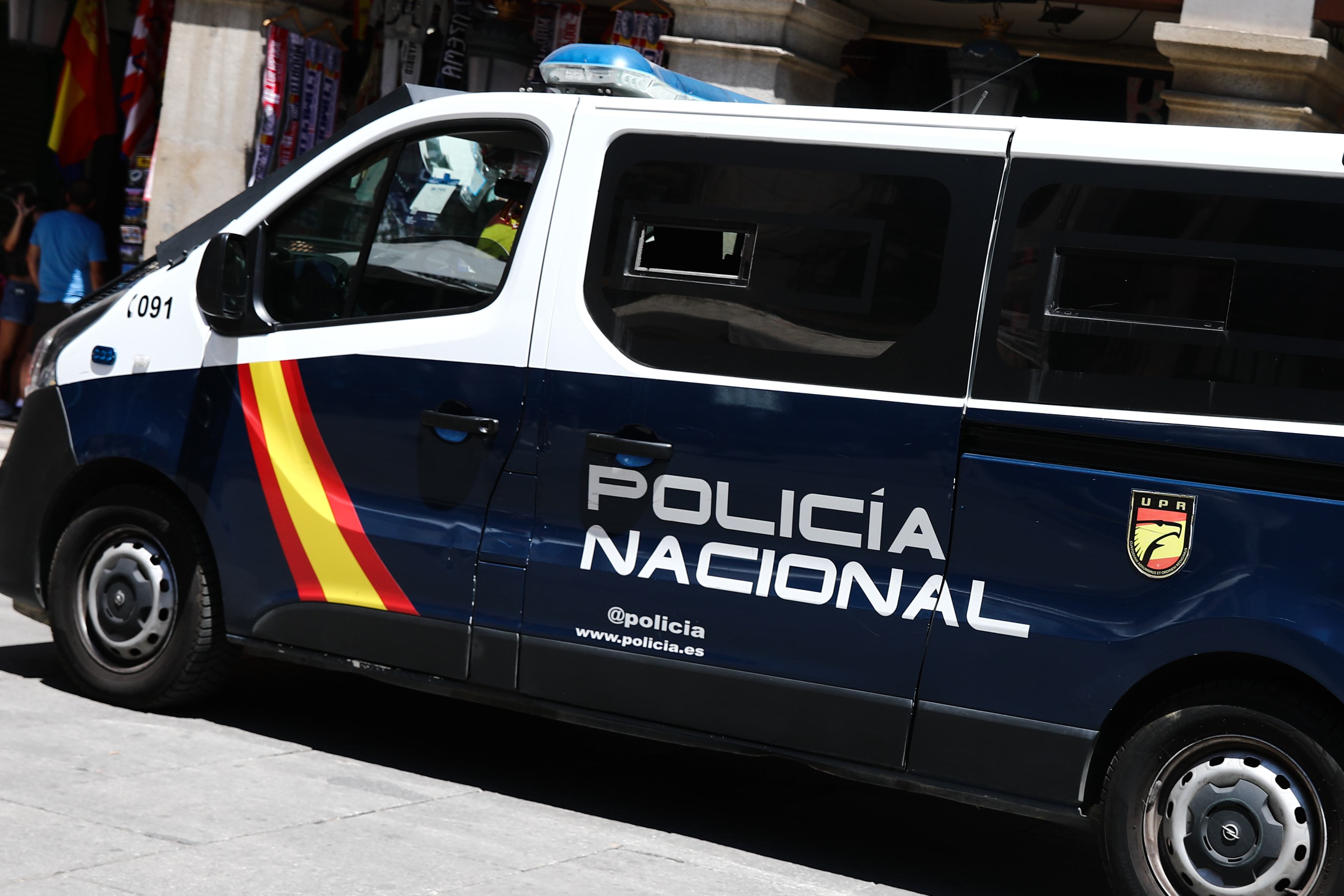 Un coche de la Policía Nacional española en una calle de Madrid, España, el 27 de junio de 2022. | Fuente: Getty Images