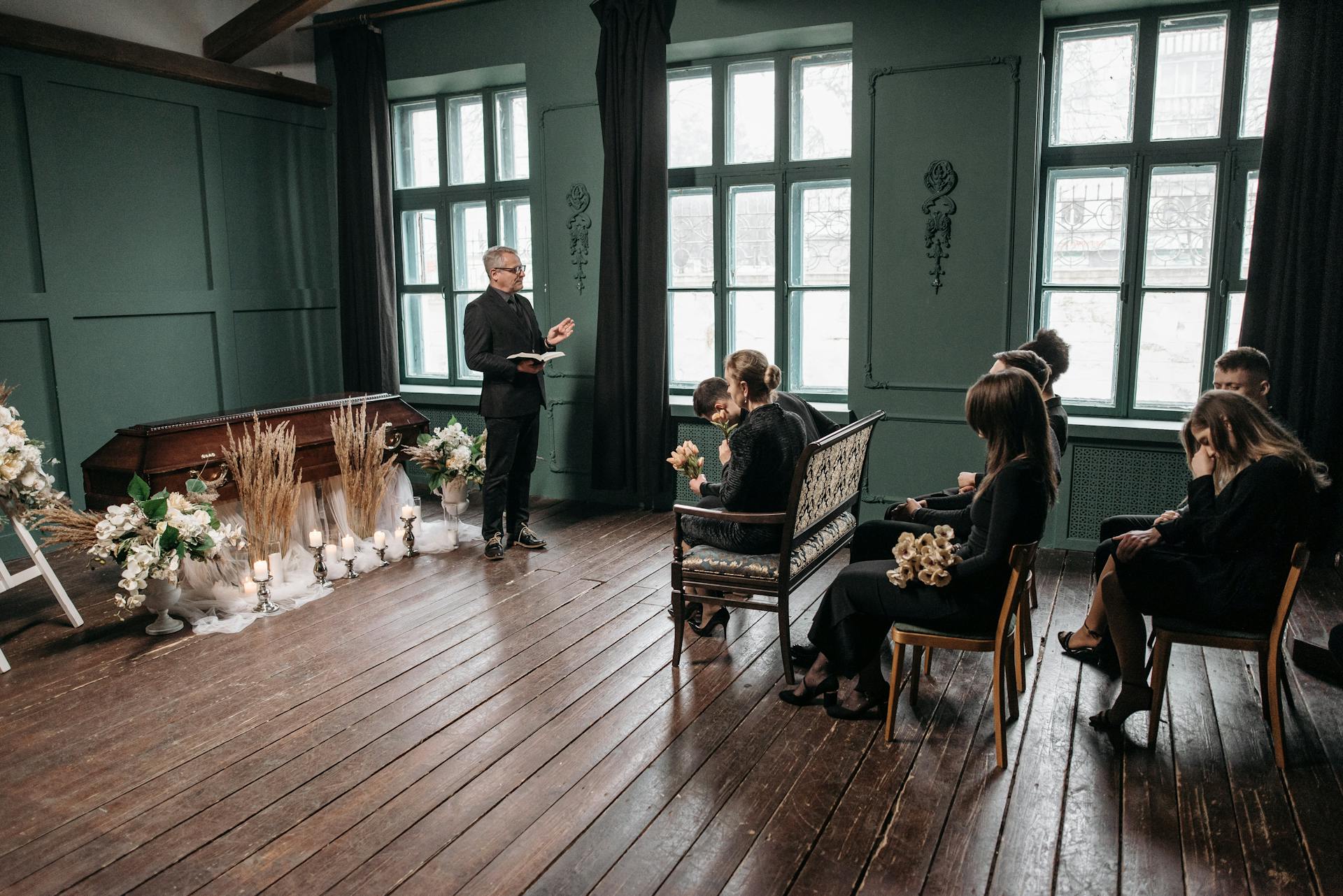 Gente reunida en un funeral | Fuente: Pexels