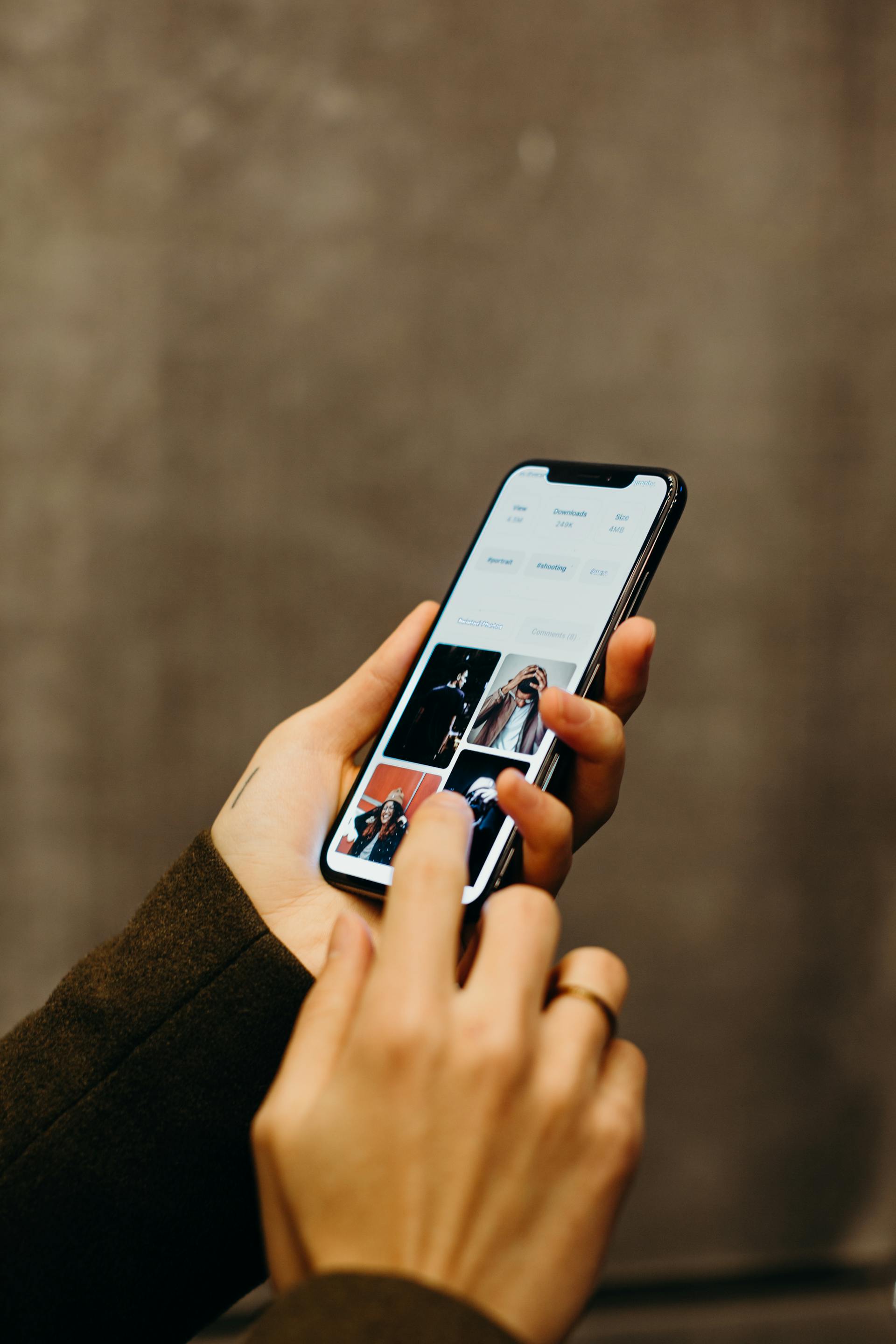 Primer plano de una mujer consultando su teléfono | Fuente: Pexels