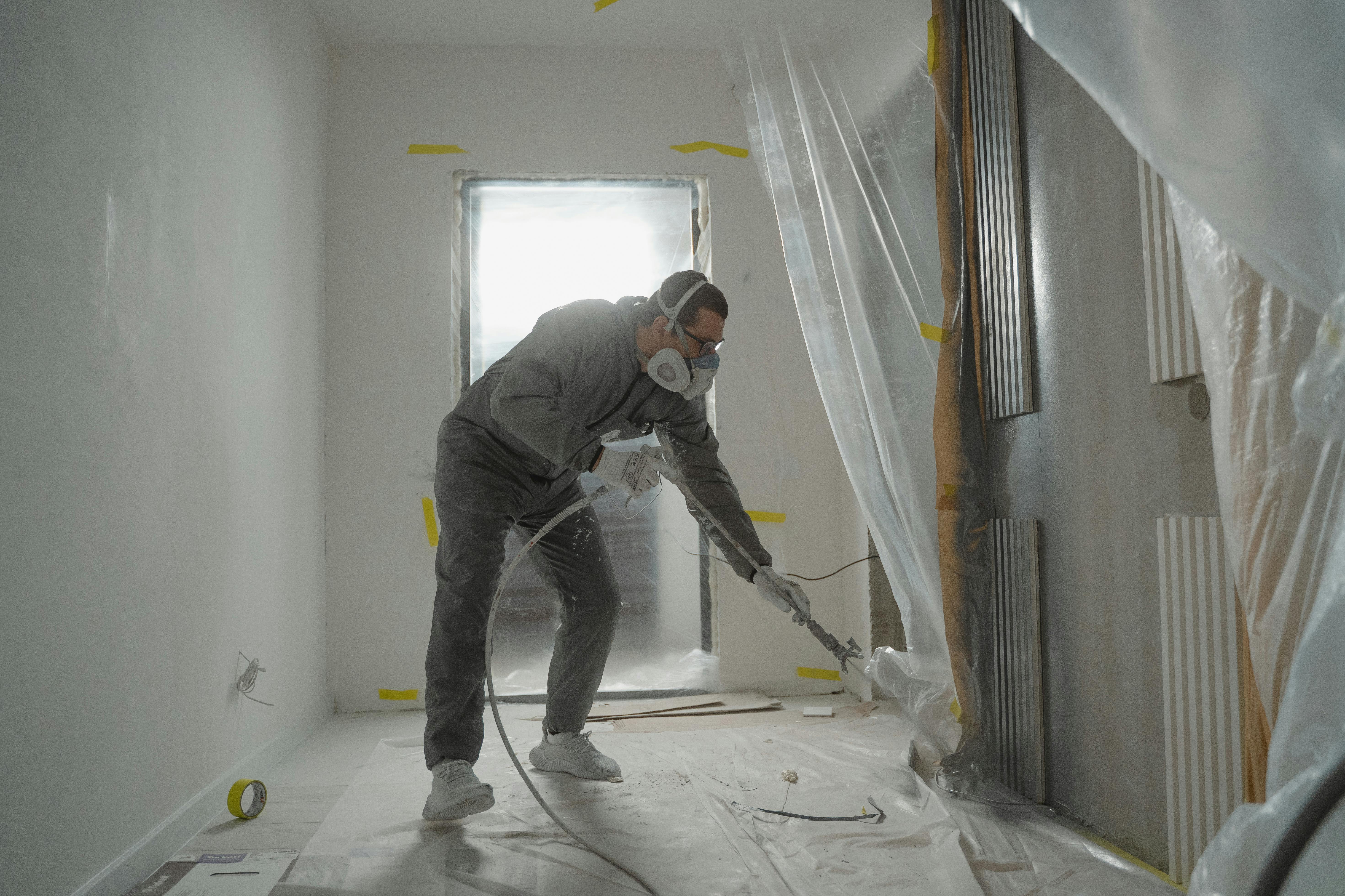 Un contratista renovando una casa | Fuente: Pexels