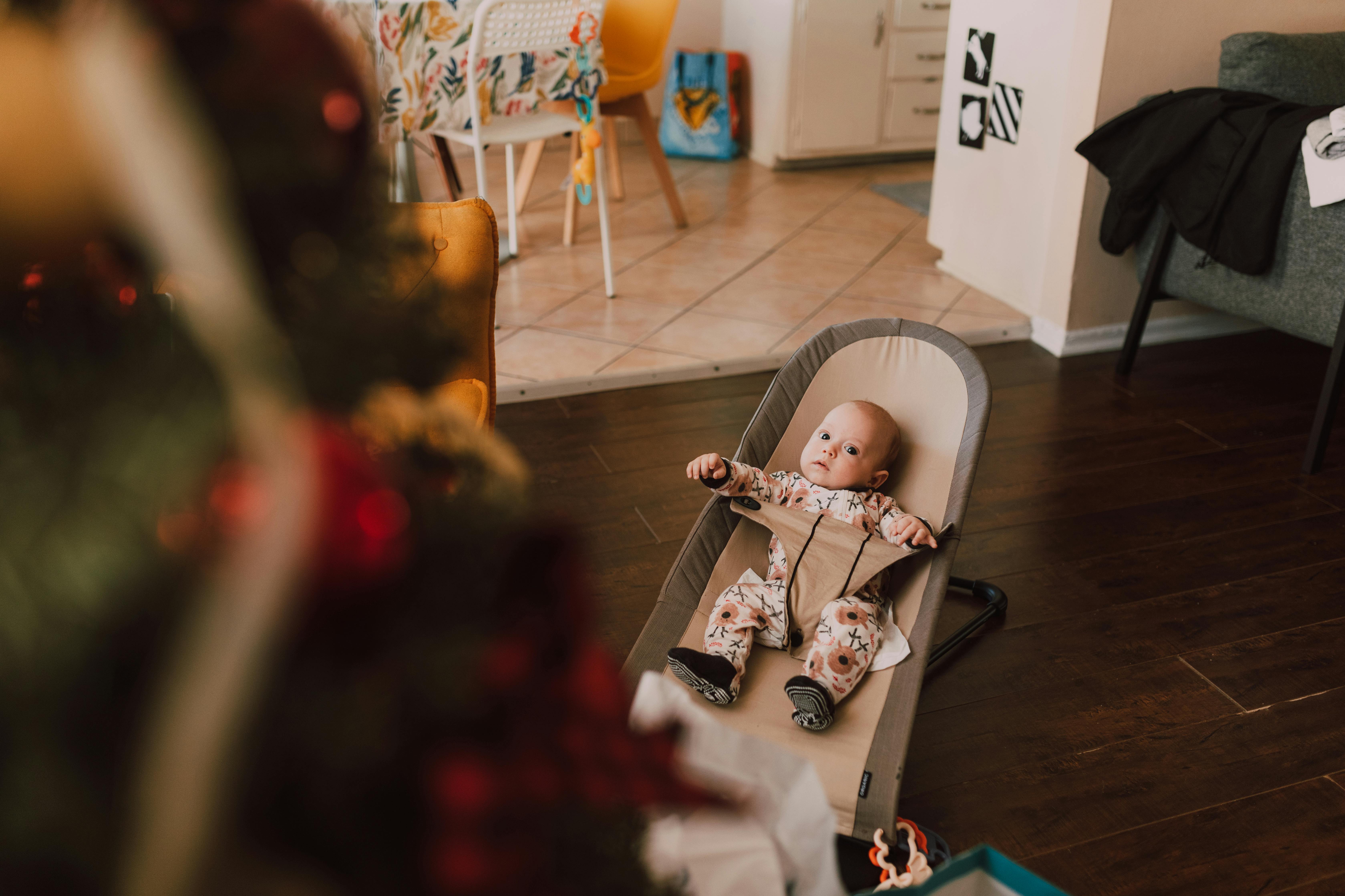 Un bebé en una silla | Fuente: Pexels