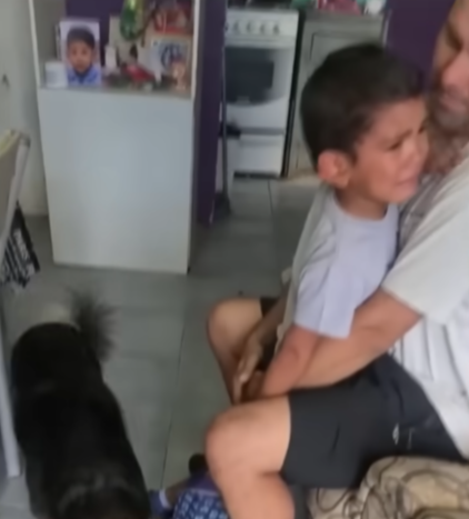 Ángel llorando mientras su padre abraza. | Fuente: Youtube/Telenoche y eltrece