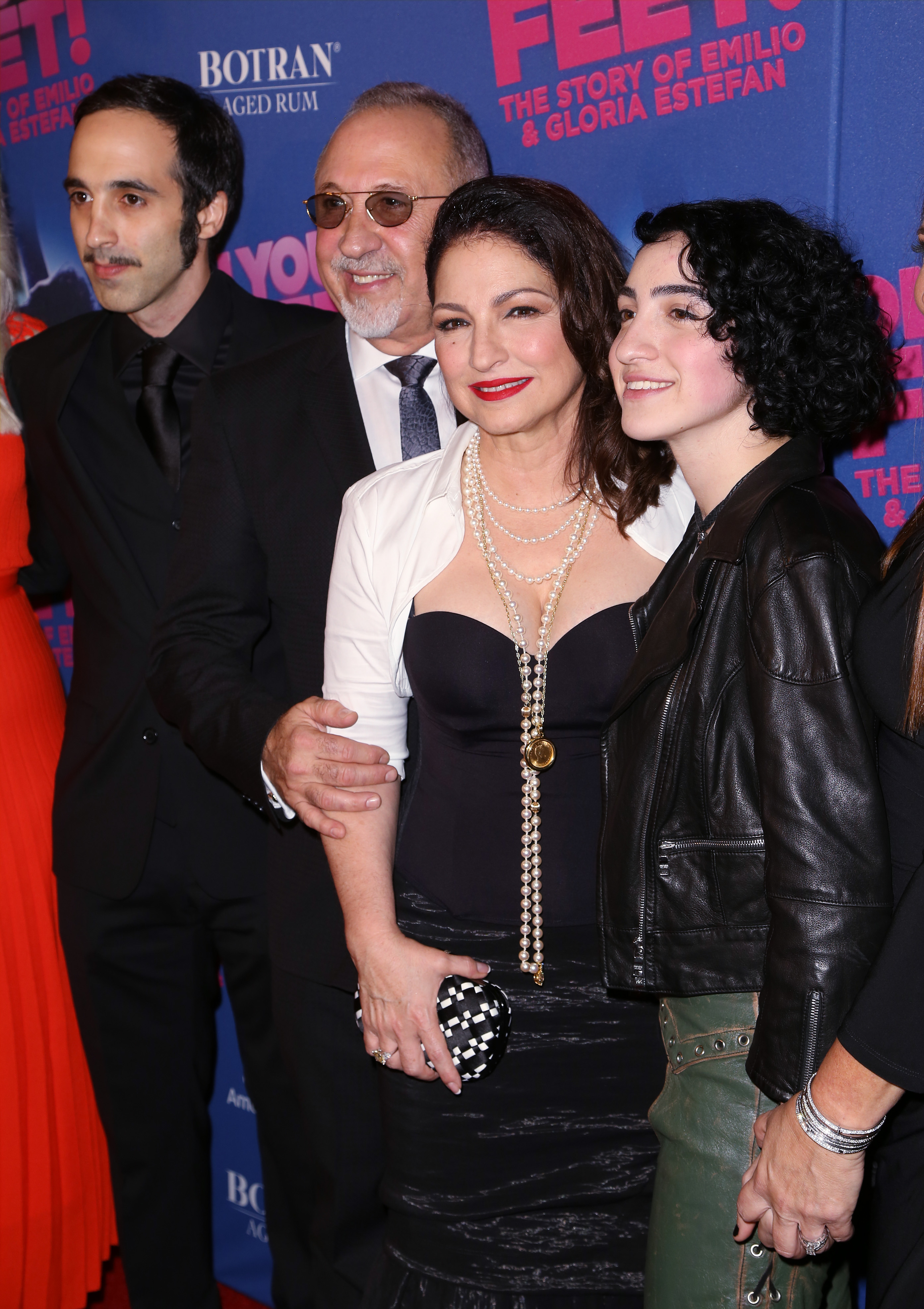 Nayib Estefan, Emilio Estefan, Gloria Estefan y Emily Estefan asistieron a la función de estreno en Broadway de "On Your Feet" en el Teatro Marquis el 5 de noviembre de 2015 en la ciudad de Nueva York. | Fuente: Getty Images