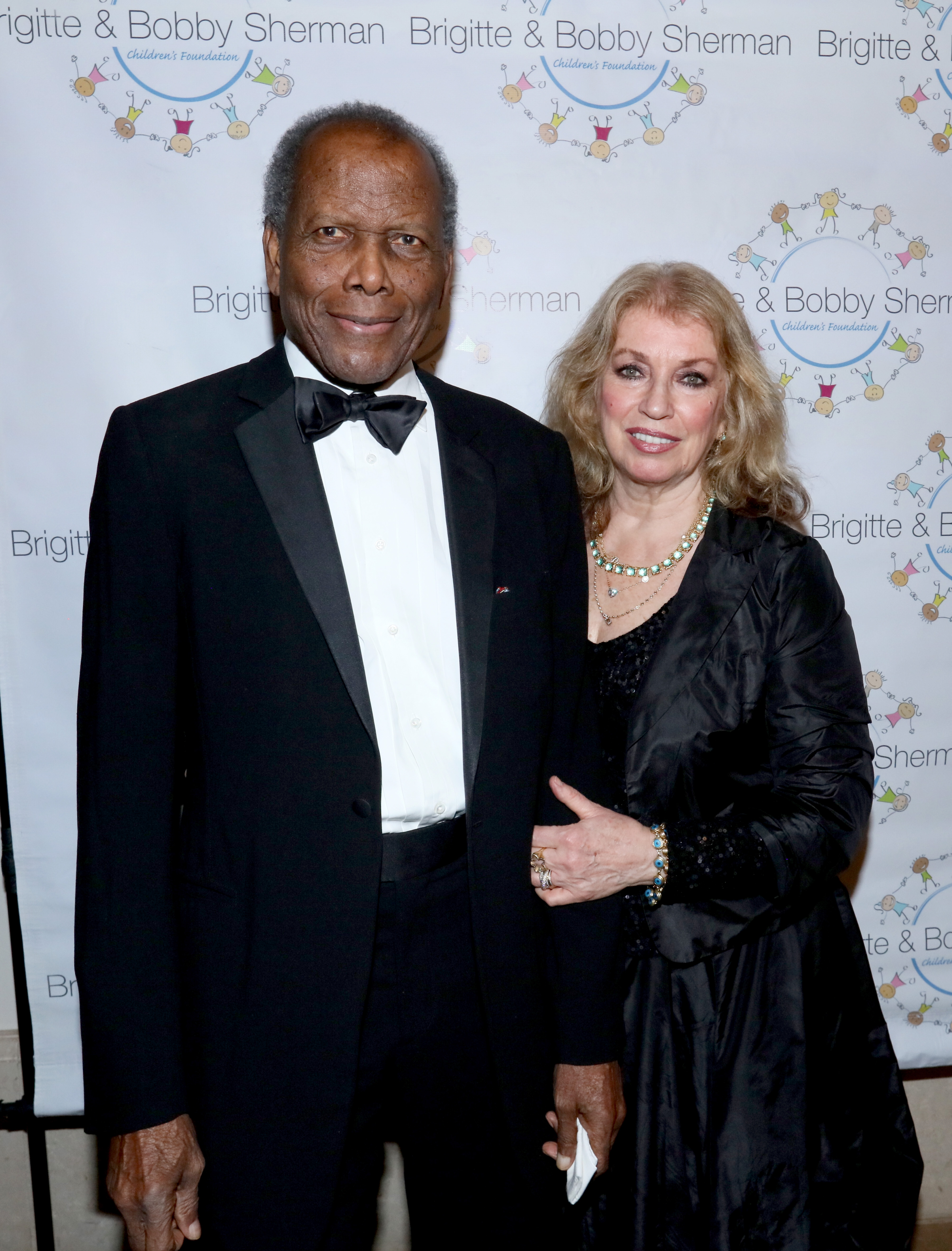 Sidney Poitier y Joanna Shimkus asisten a la sexta gala anual de Navidad y recaudación de fondos de la Fundación Infantil Brigitte y Bobby Sherman el 19 de diciembre de 2015 en Beverly Hills, California. | Fuente: Getty Images