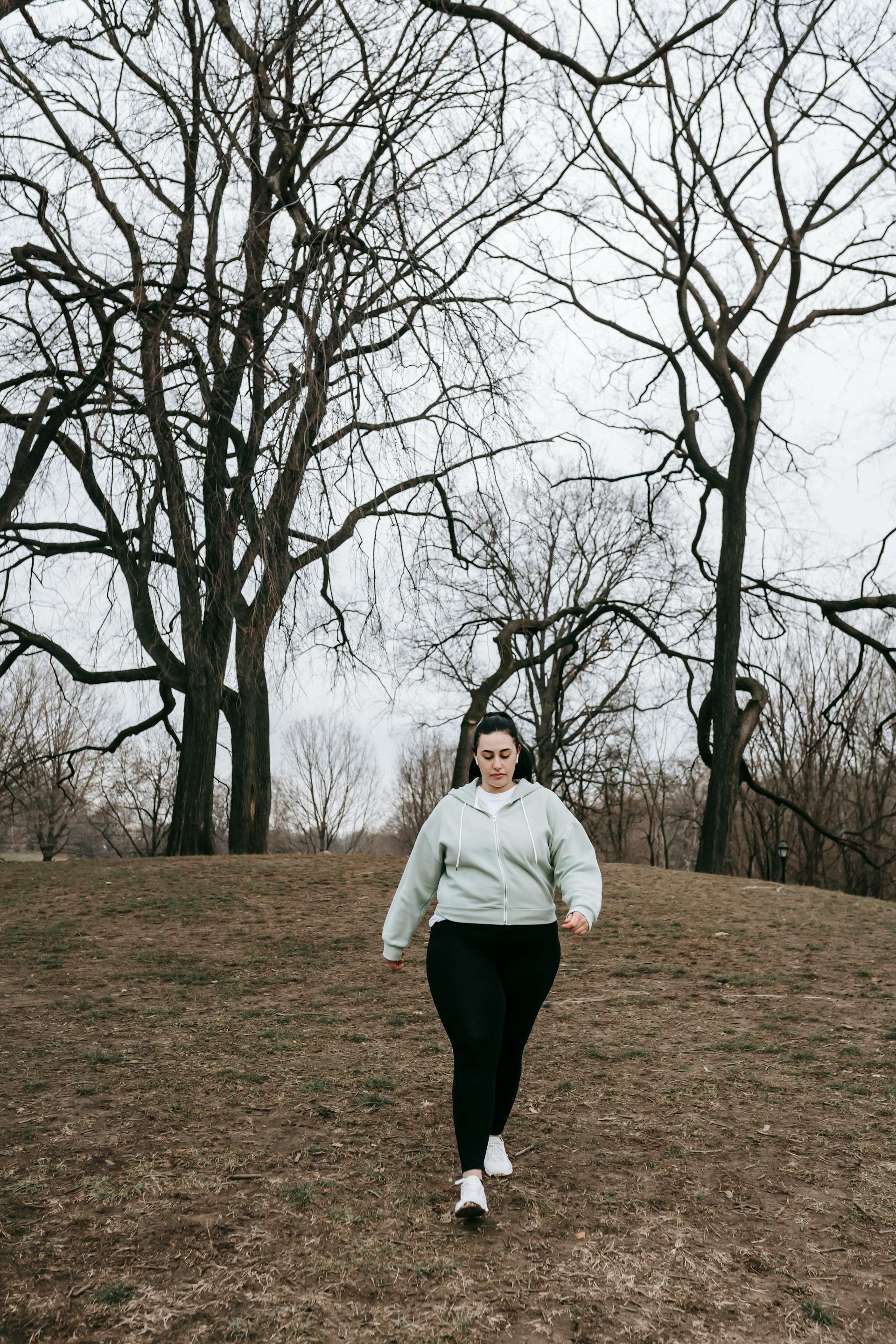 Una mujer paseando por un parque | Fuente: Pexels