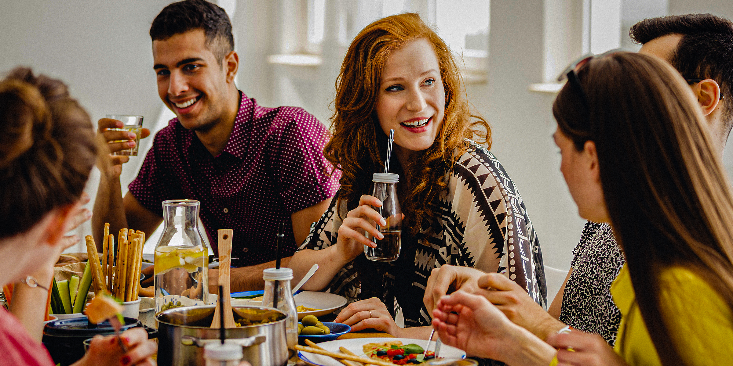 Un grupo de personas en una mesa | Fuente: Shutterstock