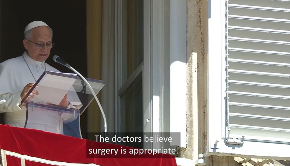 El papa León XIV se dirige a los fieles desde una ventana del Vaticano durante su oración del Ángelus del 11 de octubre de 2026, y les explica que los médicos le habían detectado un pequeño nódulo localizado en el pulmón y le habían recomendado una operación para extirparlo. Dijo que el tumor se había detectado en una fase muy temprana, agradeció a la multitud su apoyo y les pidió que lo tuvieran presente en sus oraciones. | Fuente: YouTube/Vatican News - English