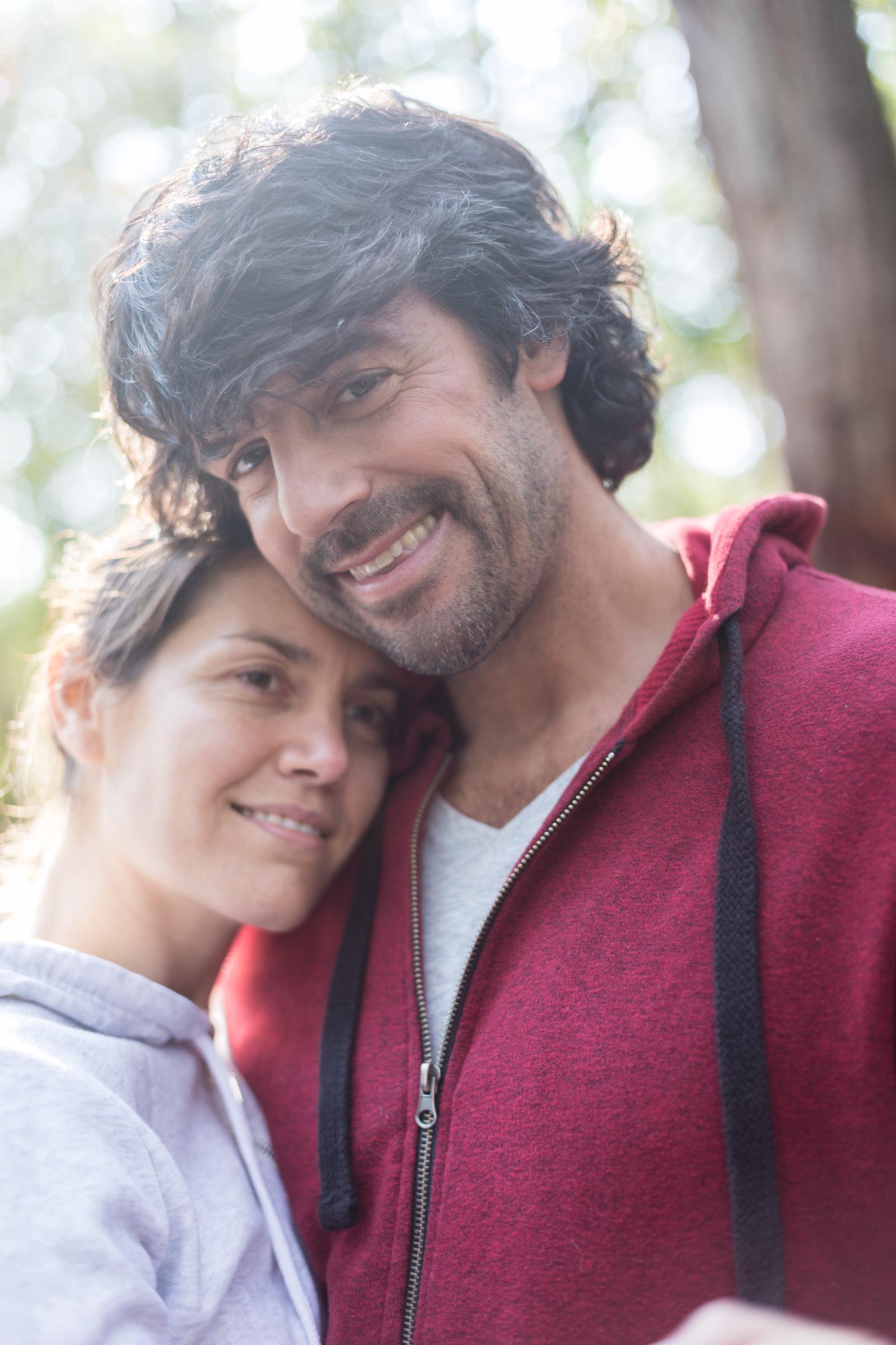 Una pareja feliz abrazándose | Fuente: Freepik