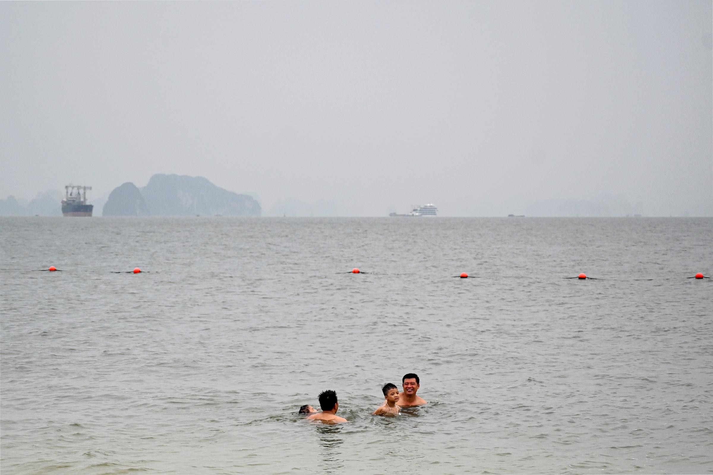 Los turistas nadan en el mar en la bahía de Ha Long, provincia de Quang Ninh, el 20 de julio de 2025. | Fuente: Getty Images.