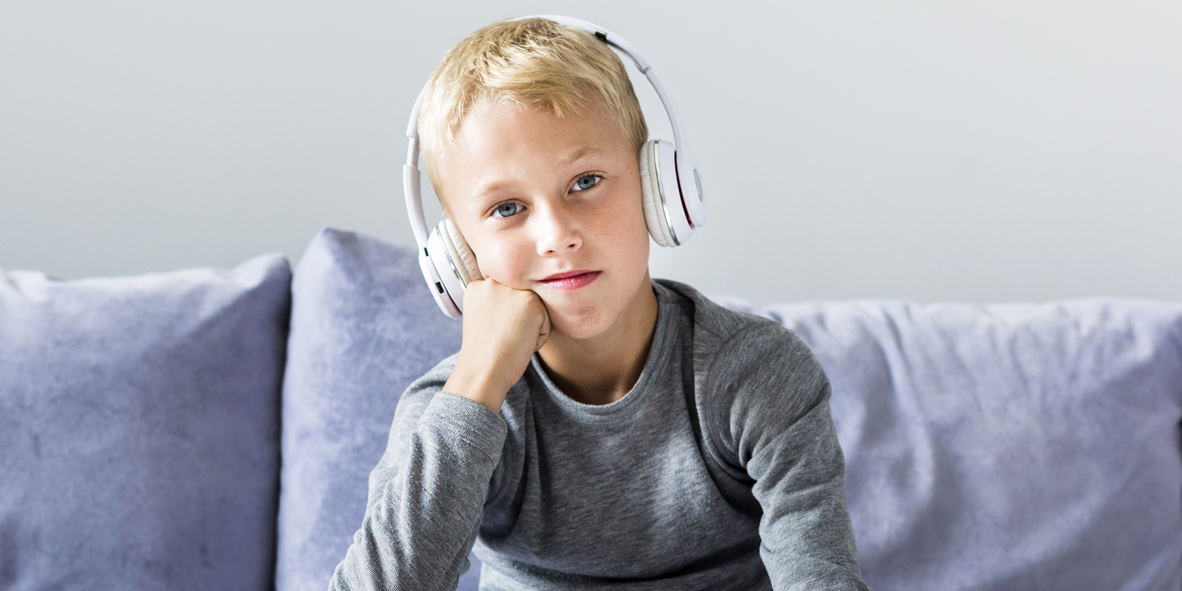 Un chico con auriculares | Fuente: Freepik.com/freepik