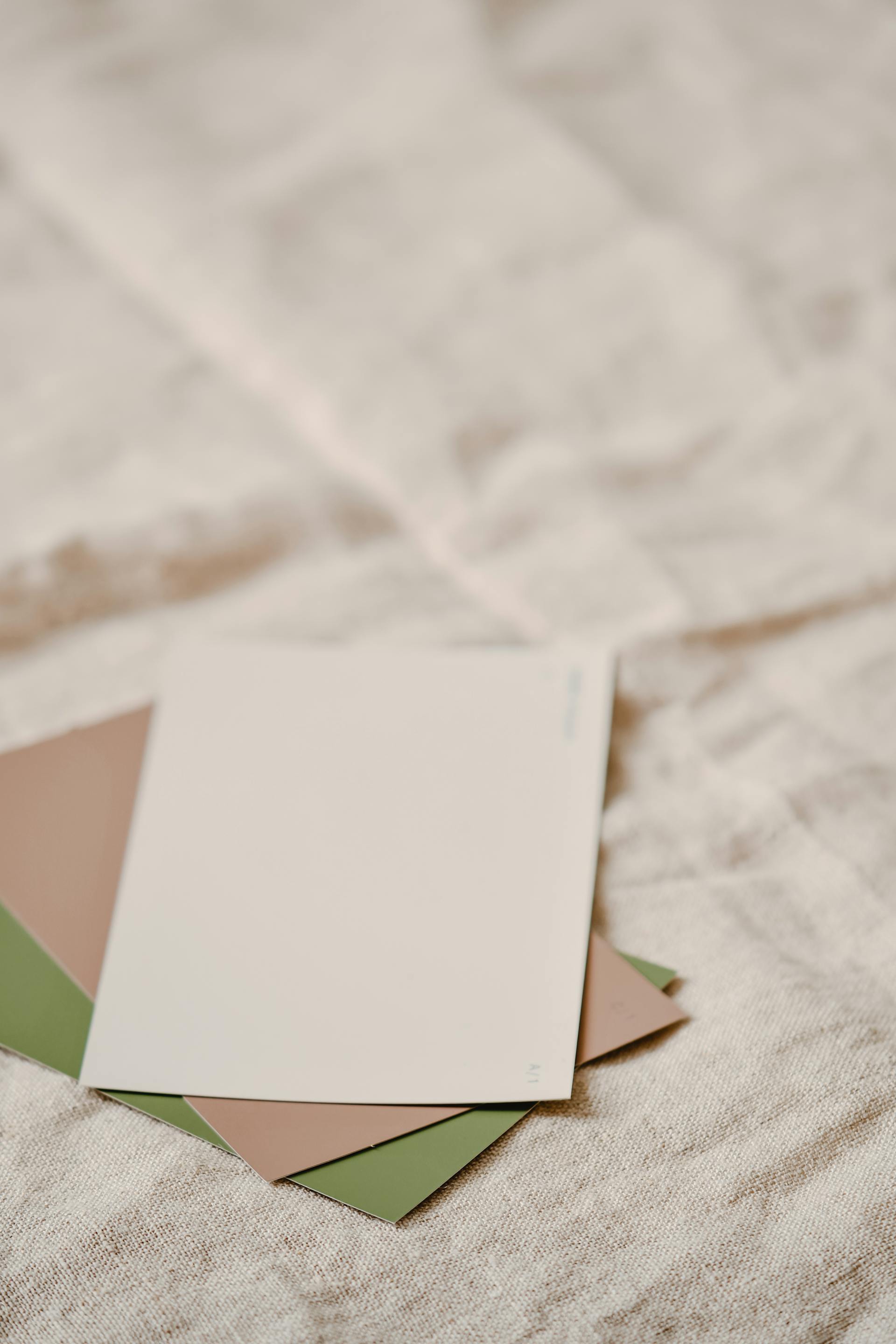 Sobres sobre una tela | Fuente: Pexels
