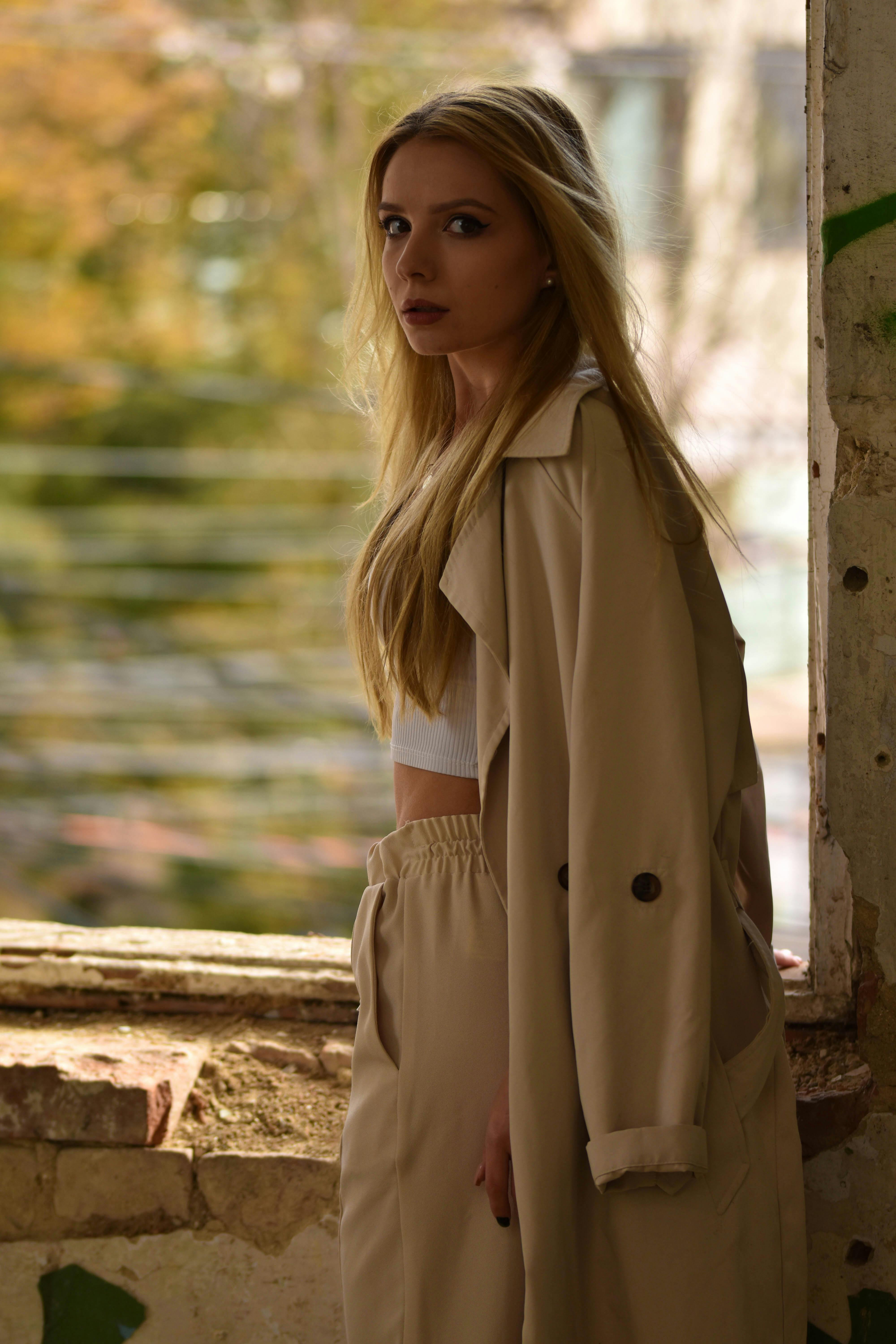 Una mujer mirando hacia atrás | Fuente: Pexels