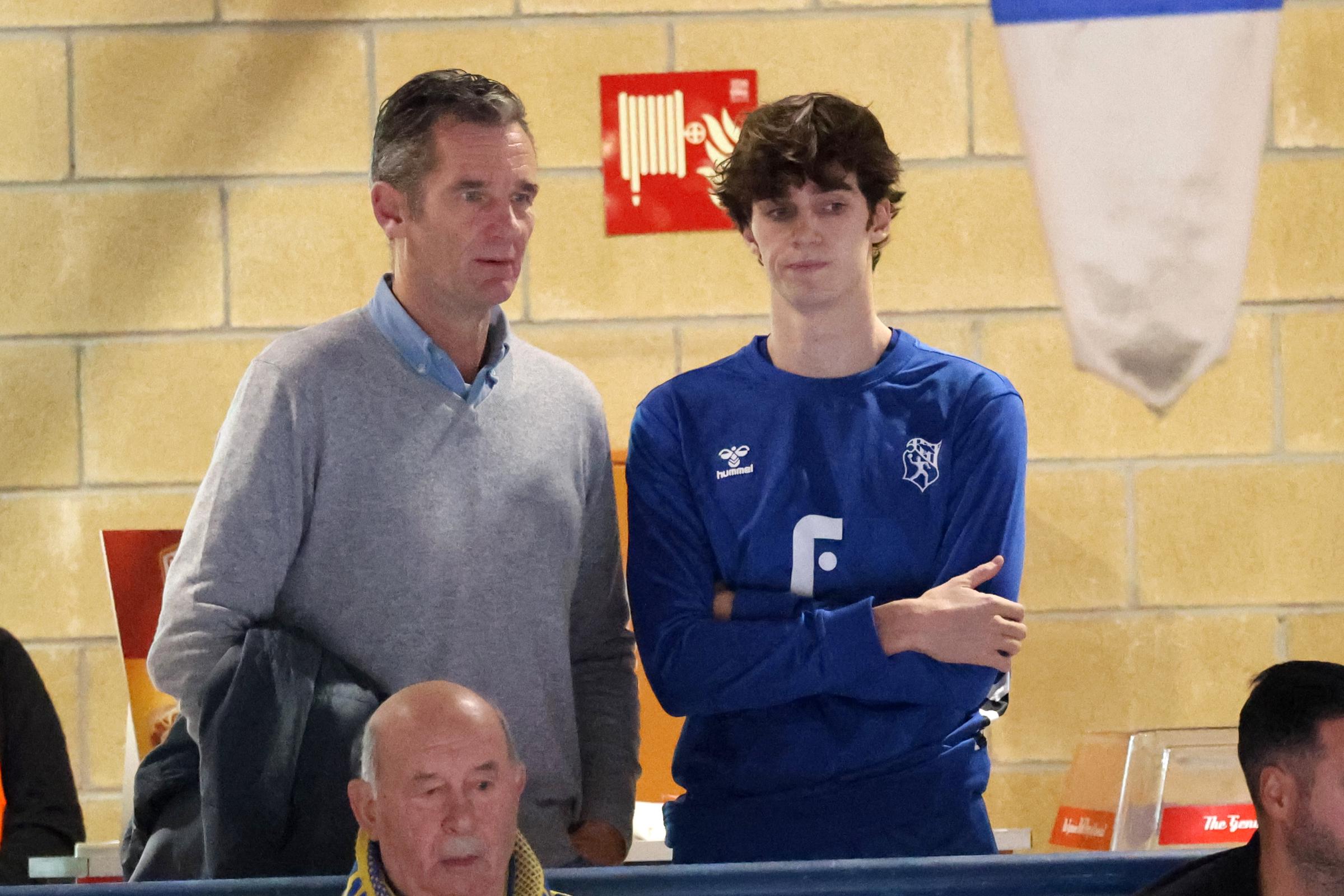 Iñaki Urdangarin con su hijo, Pablo Urdangarin, durante el partido de semifinales de la Copa de España de Balonmano entre el Barça y el Frainkin BM. Granollers el 16 de diciembre de 2023 en Irún (Guipúzcoa, País Vasco, España). | Fuente: Getty Images