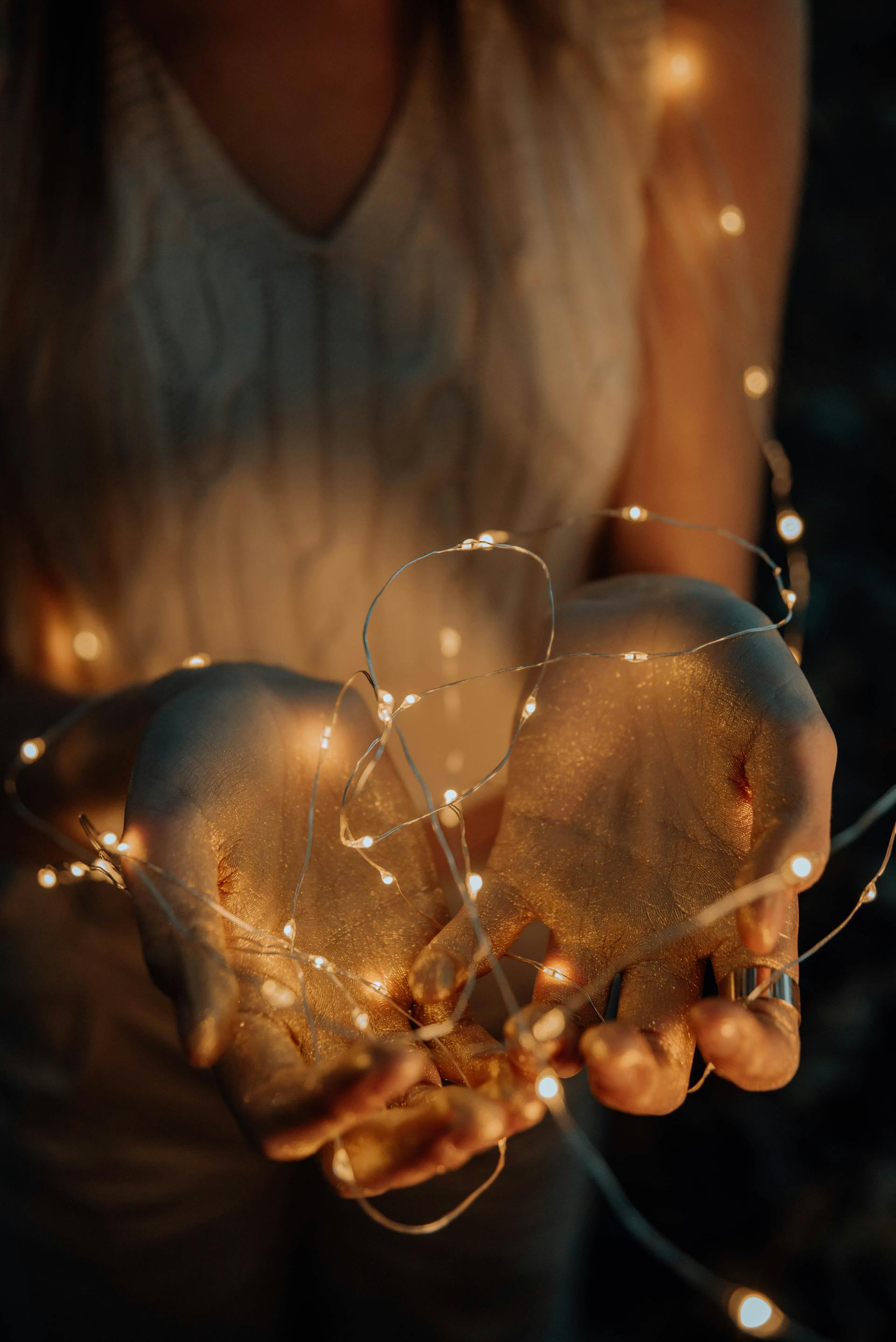 Una mujer sosteniendo una cuerda de luces | Fuente: Pexels