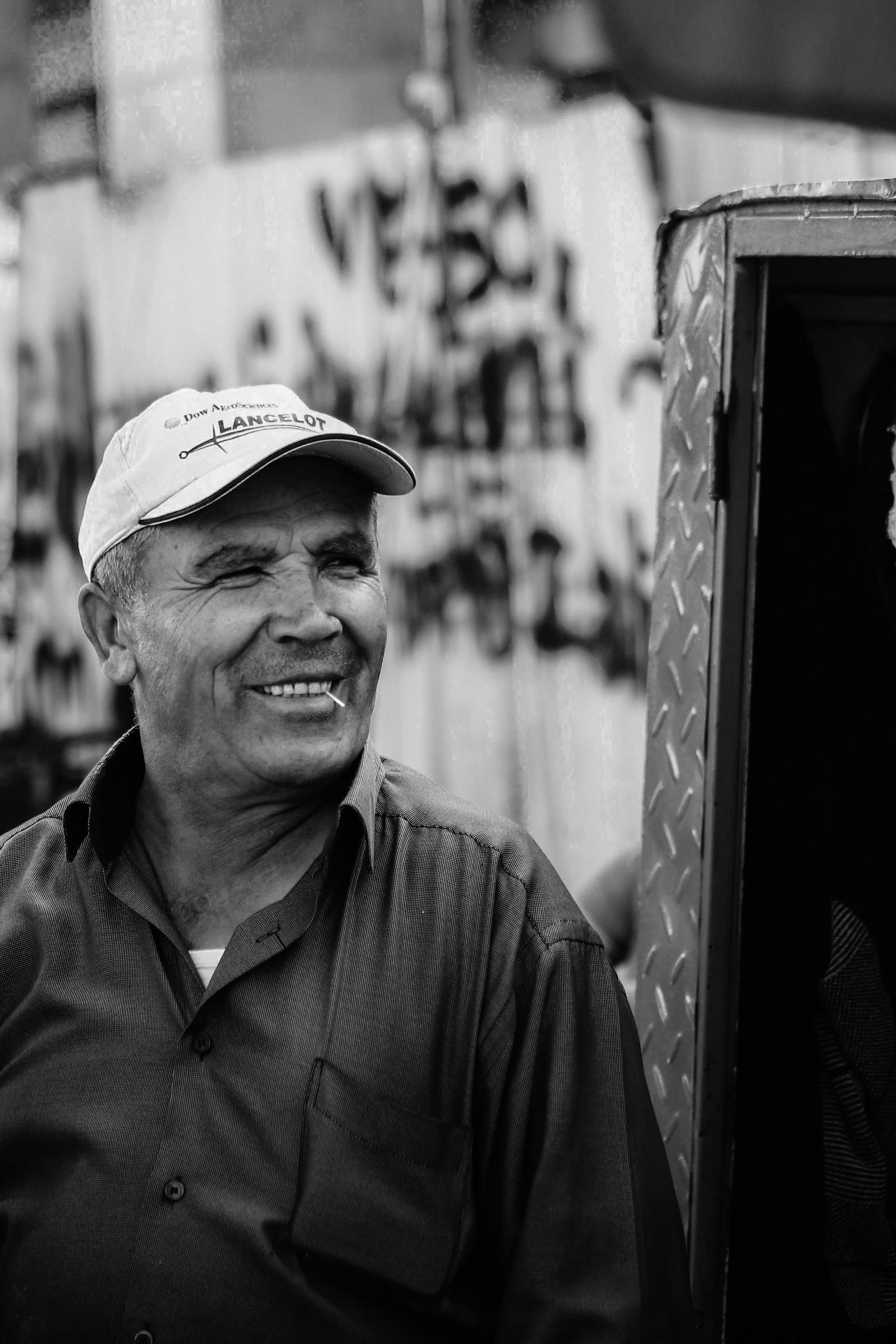 Foto en escala de grises de un hombre sonriente | Fuente: Pexels