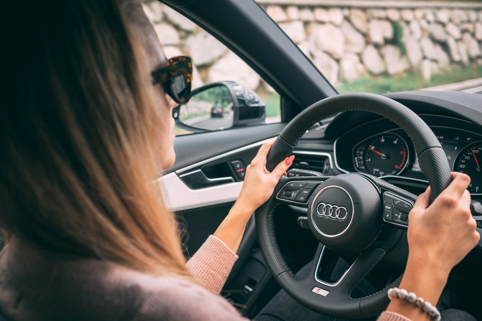 Una mujer sentada en su automóvil | Fuente: Unsplash