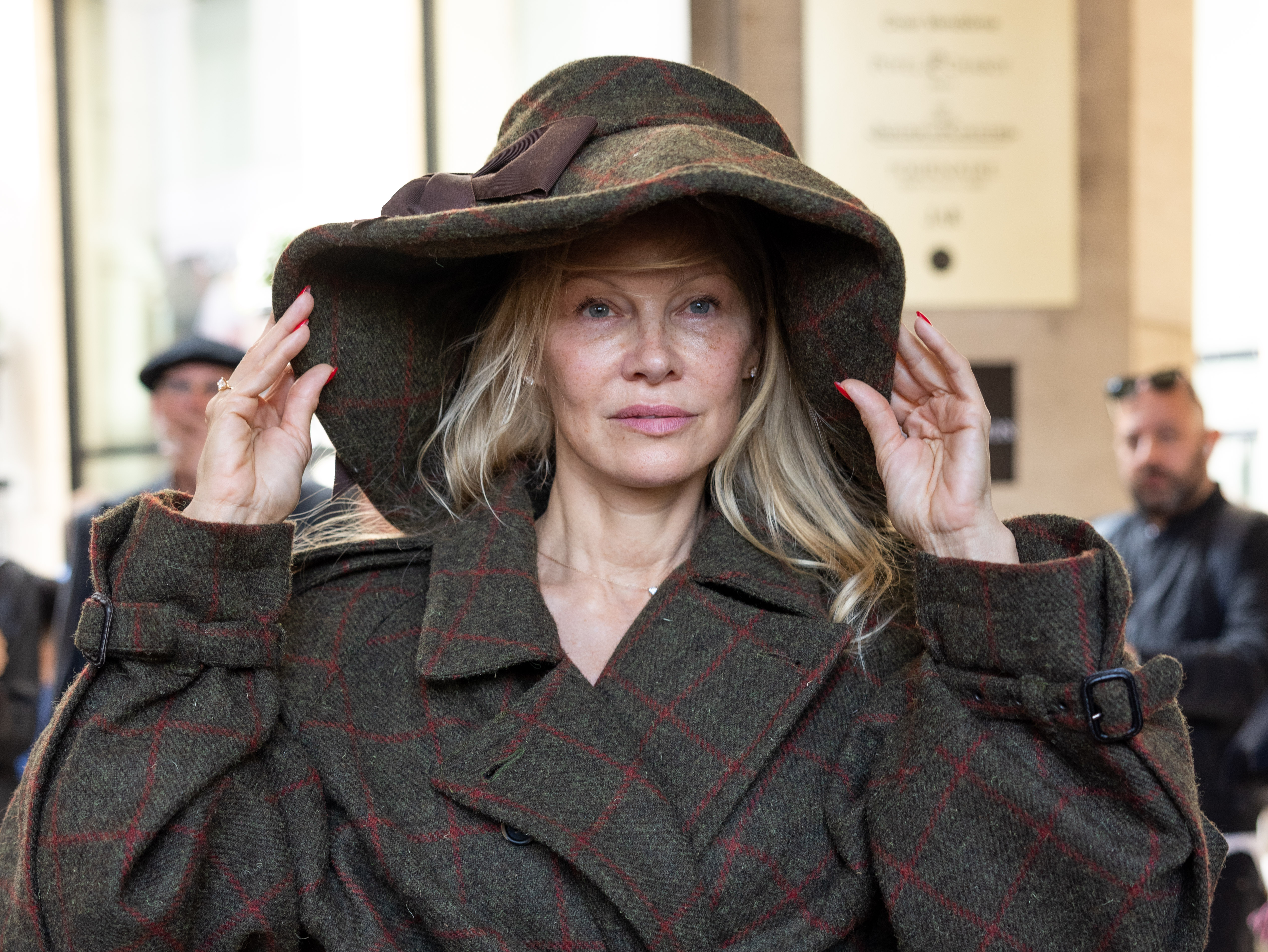 Pamela Anderson asiste al desfile Vivienne Westwood Womenswear Primavera/Verano 2024 como parte de la Semana de la Moda de París el 30 de septiembre de 2023, en París, Francia | Fuente: Getty Images