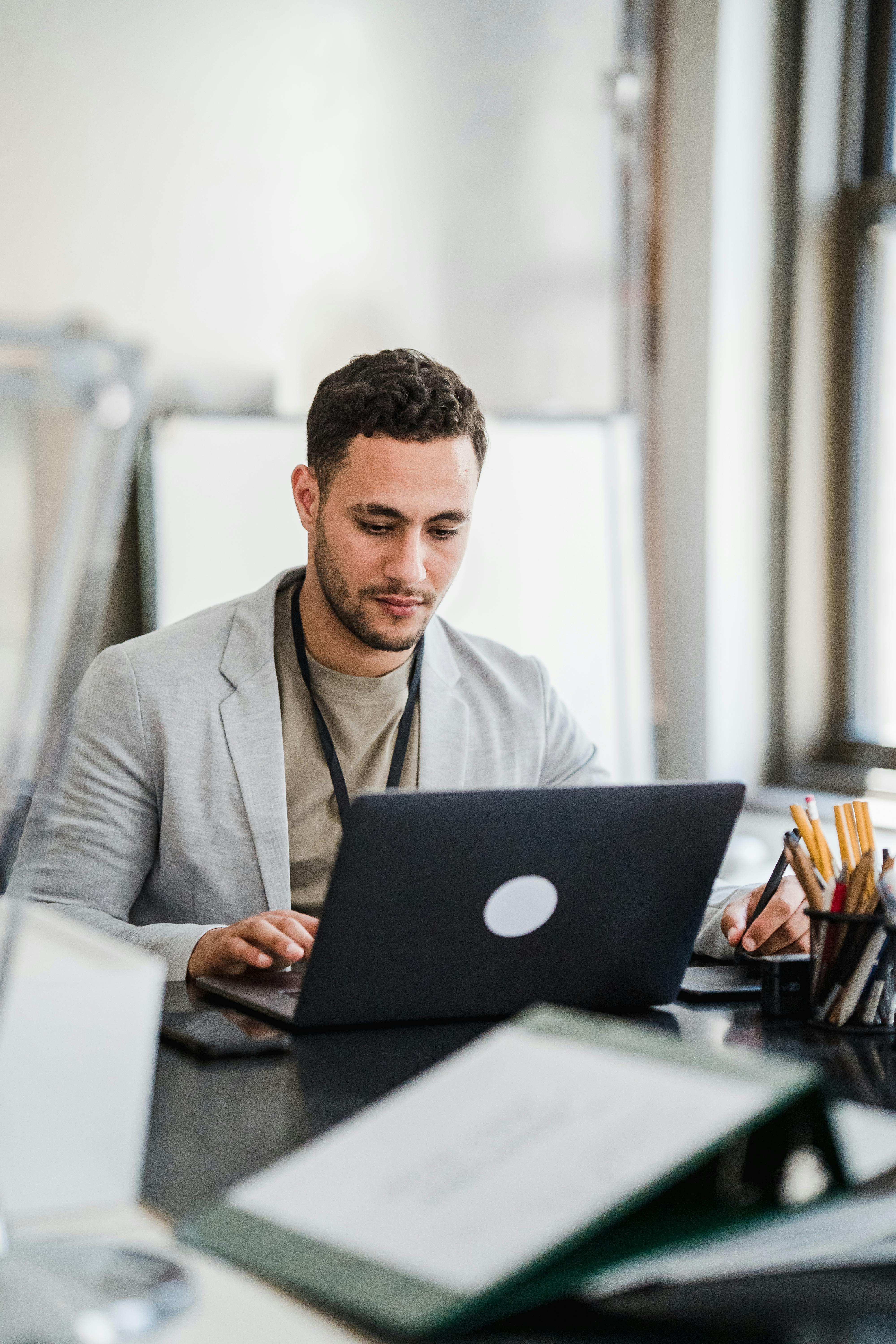 Un hombre trabajando con un portátil | Fuente: Pexels