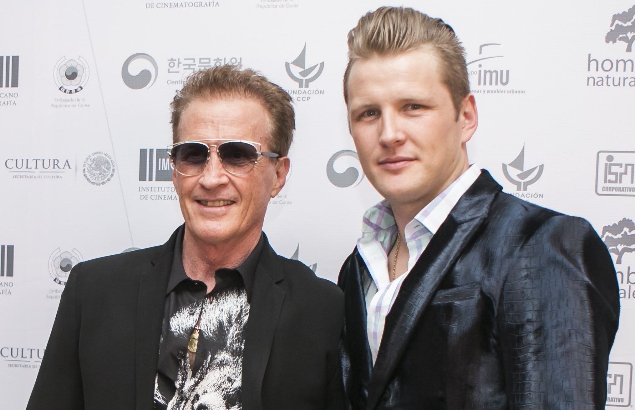 Emmanuel Acha y Alexander Acha posan durante la ceremonia de premiación de Ecofilm 6ª Edición en el Museo Soumaya el 18 de octubre de 2016, Ciudad de México, México. | Fuente: Getty Images