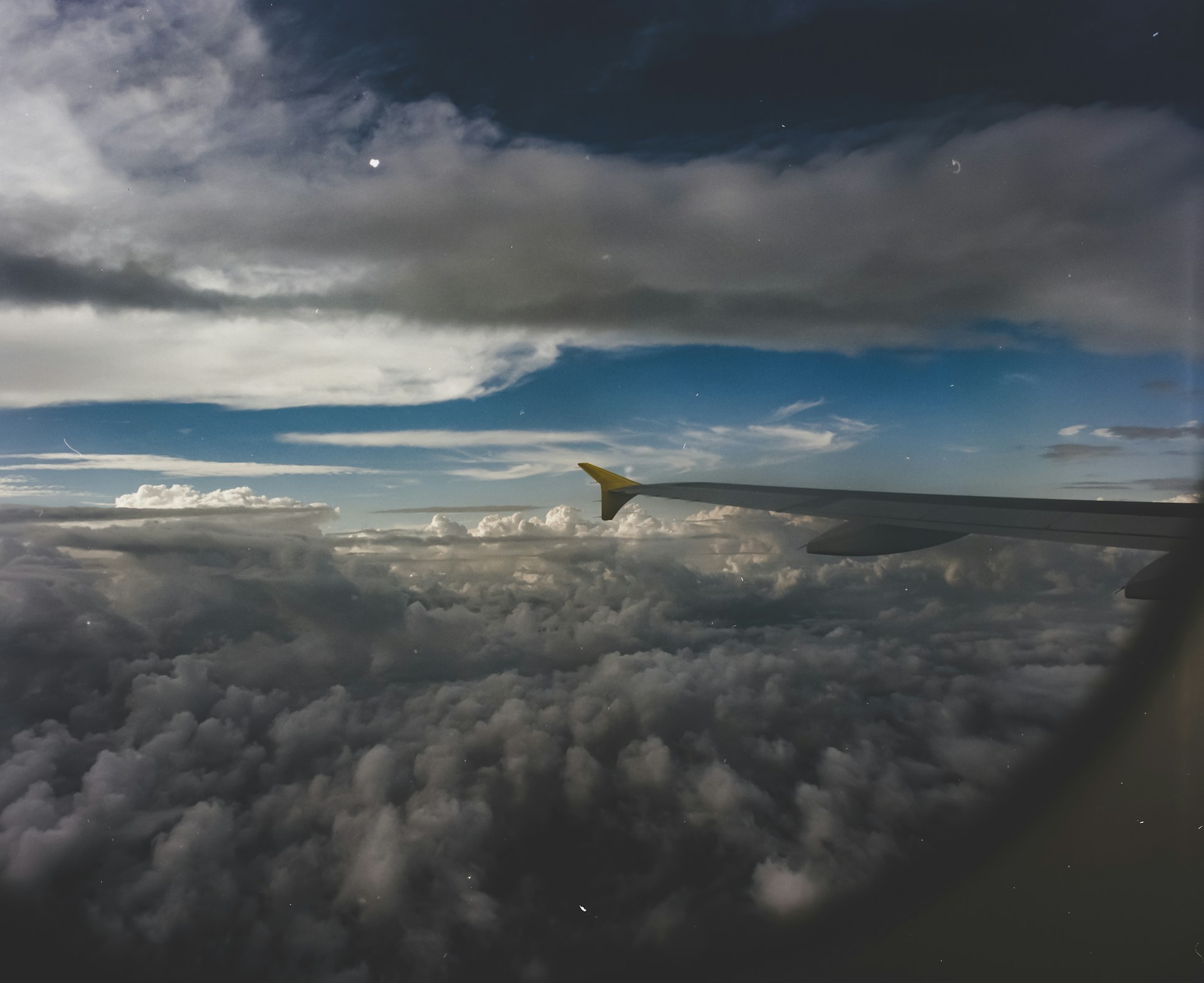 Vista de las nubes a través de la ventanilla de un avión | Fuente: Unsplash