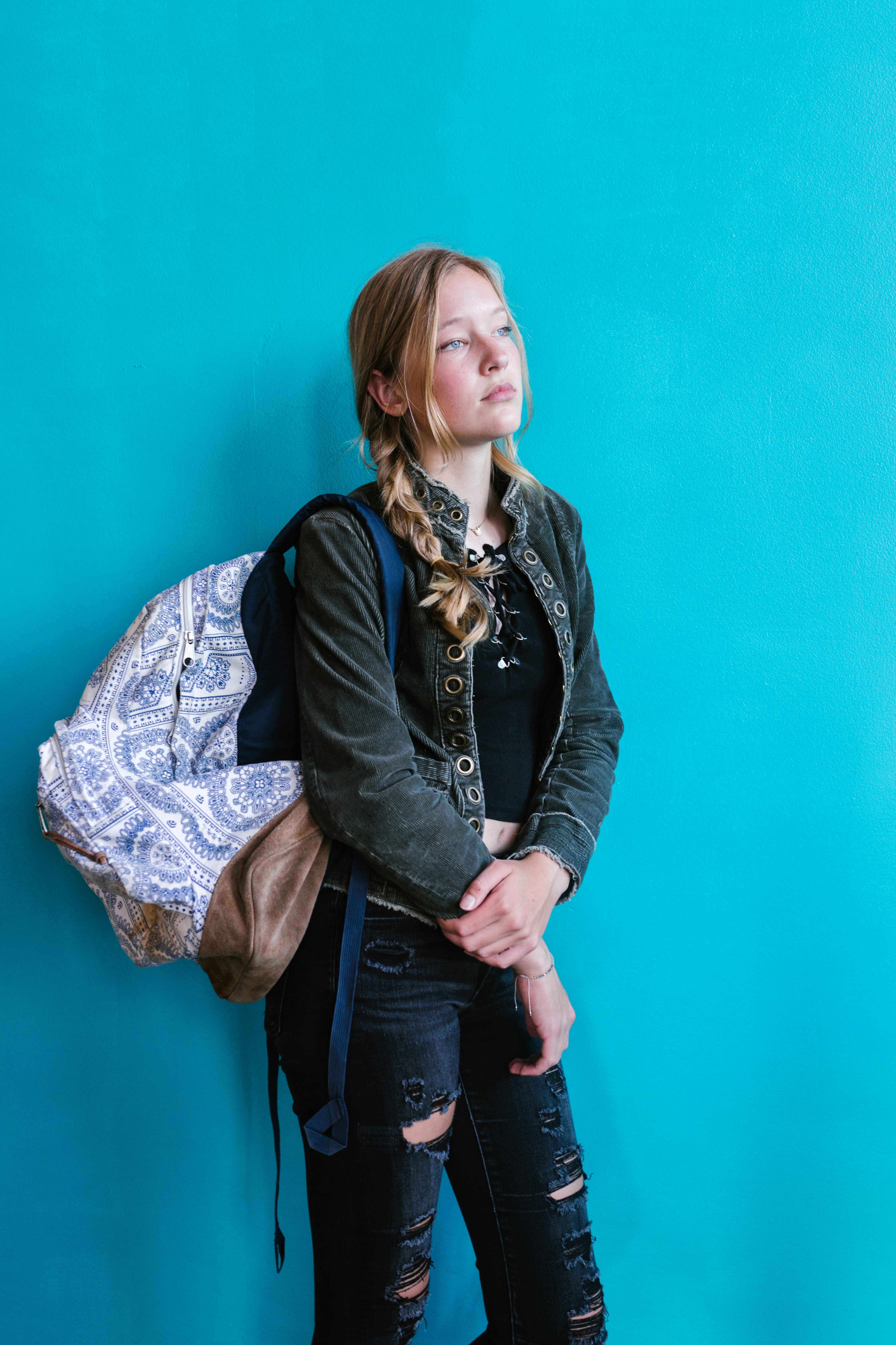Una chica con una mochila | Fuente: Pexels