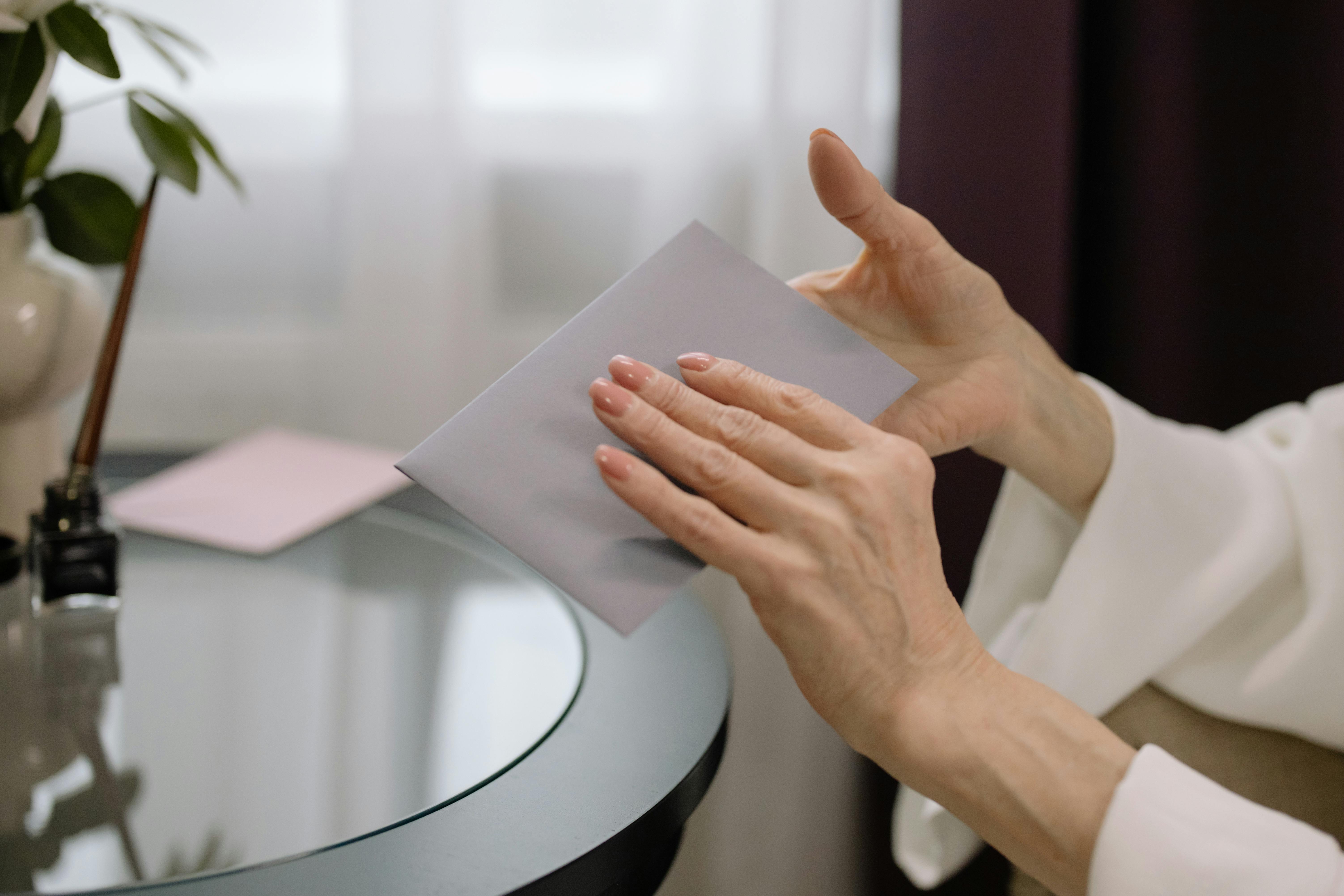 Una persona con un sobre en la mano | Fuente: Pexels