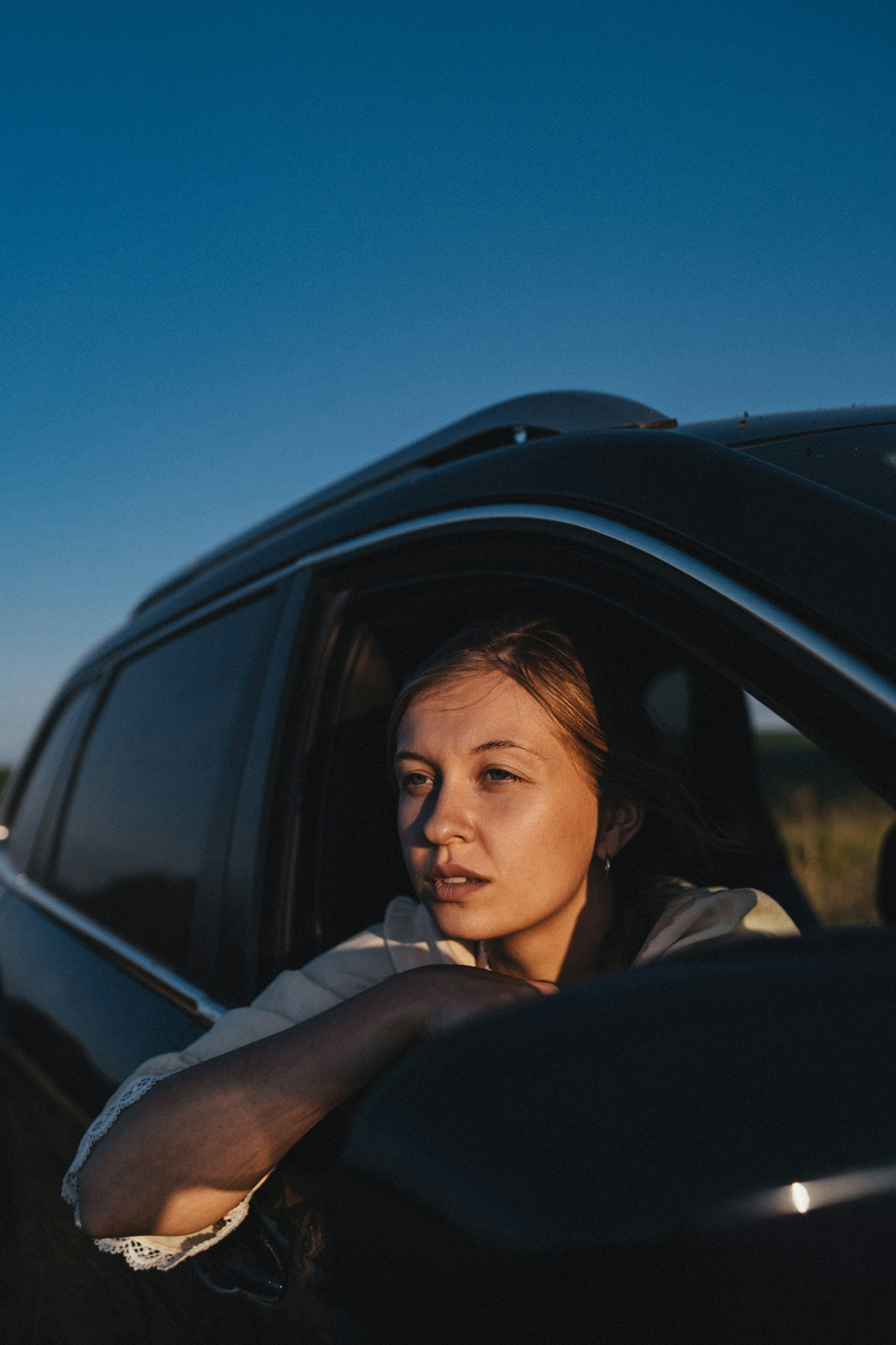 Una mujer sentada en un automóvil | Fuente: Unsplash