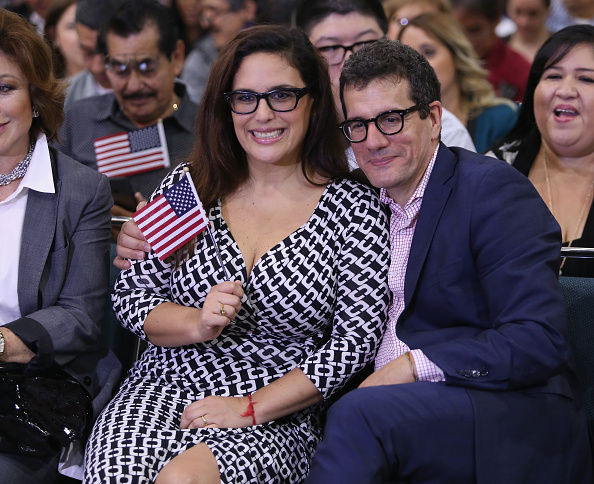 Angélica Vale y su esposo Otto Padrón en la Ceremonia de Ciudadanía de Angélica Vale en el Centro de Convenciones de Los Ángeles el 18 de octubre de 2016 en Los Ángeles, California | Fuente: Getty Images