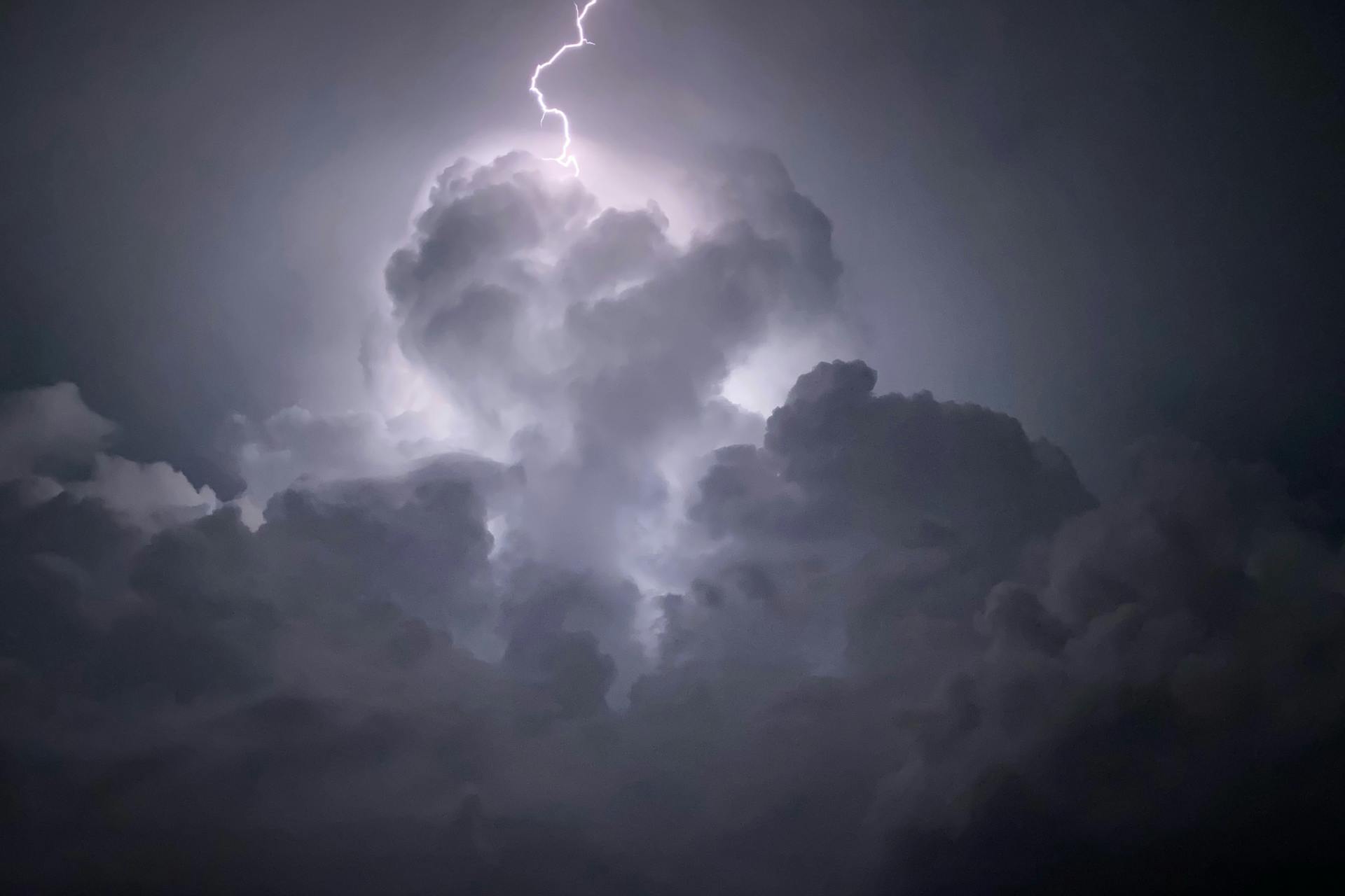 Relámpagos en el cielo nocturno nublado | Fuente: Pexels