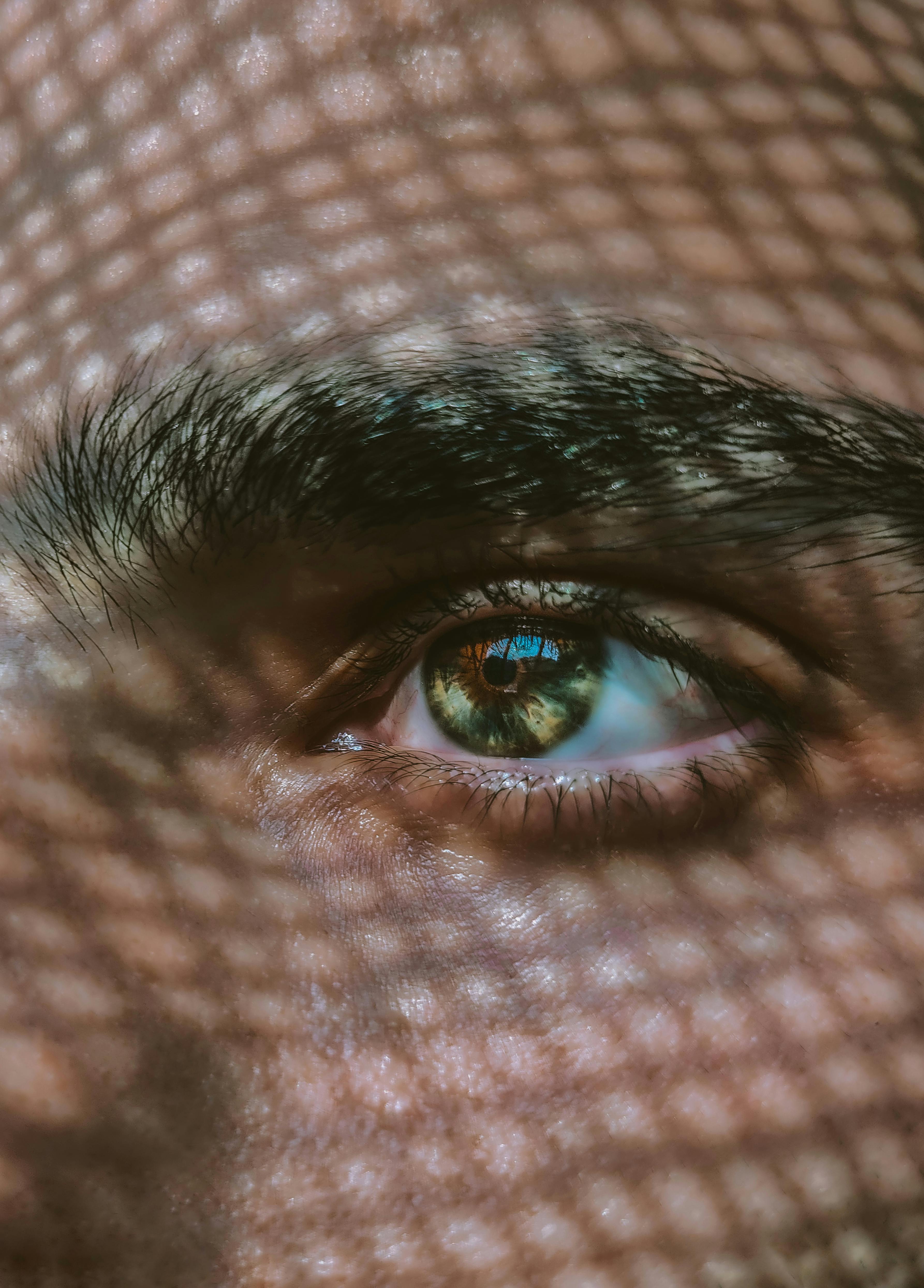 Un primer plano del ojo de un hombre | Fuente: Pexels