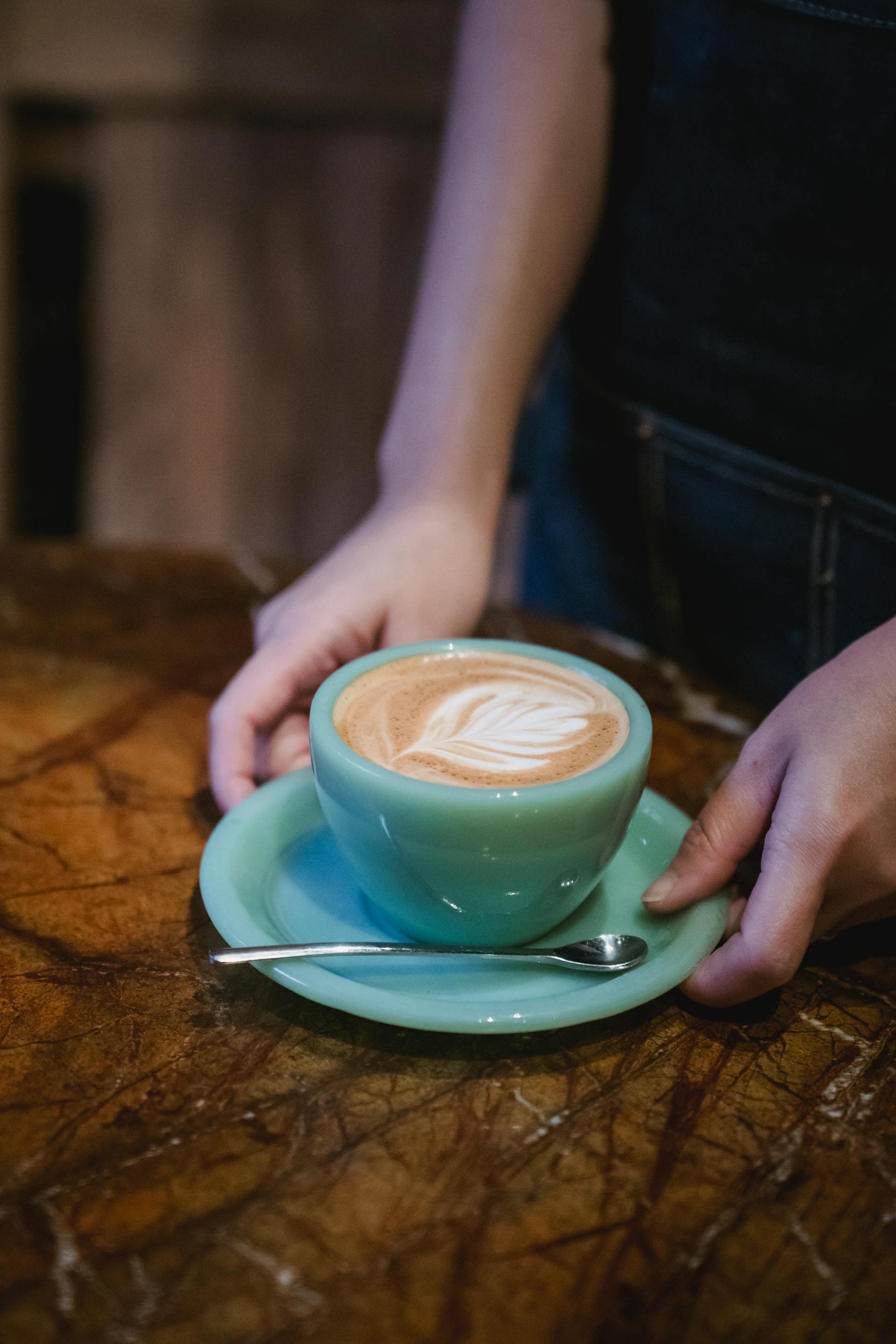 Primer plano de una mujer con una taza de café en la mano | Fuente: Pexels