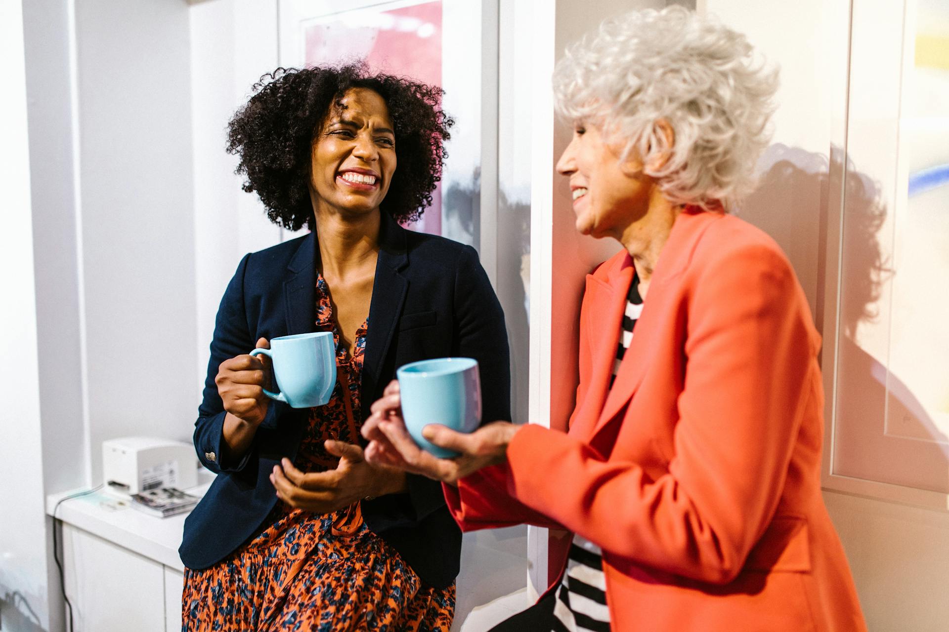 Dos mujeres mayores tomando café juntas | Fuente: Pexels