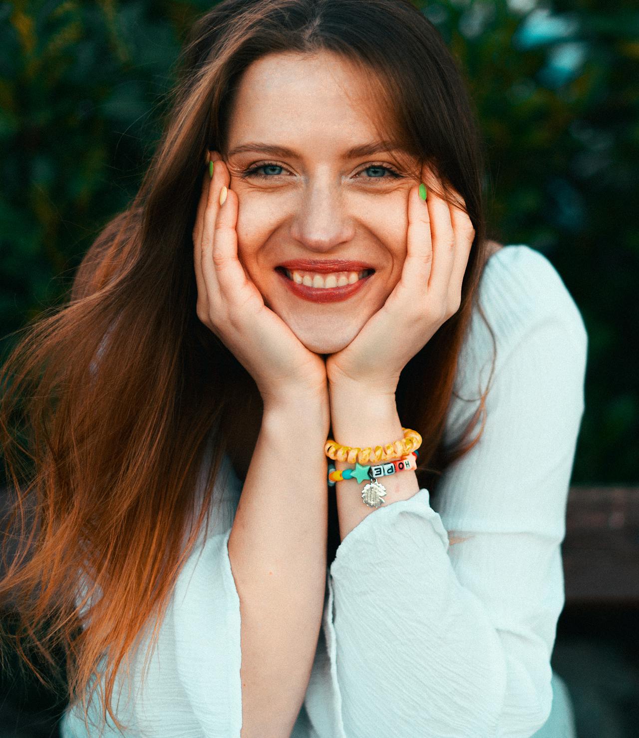 Una mujer sonriendo con admiración | Fuente: Pexels