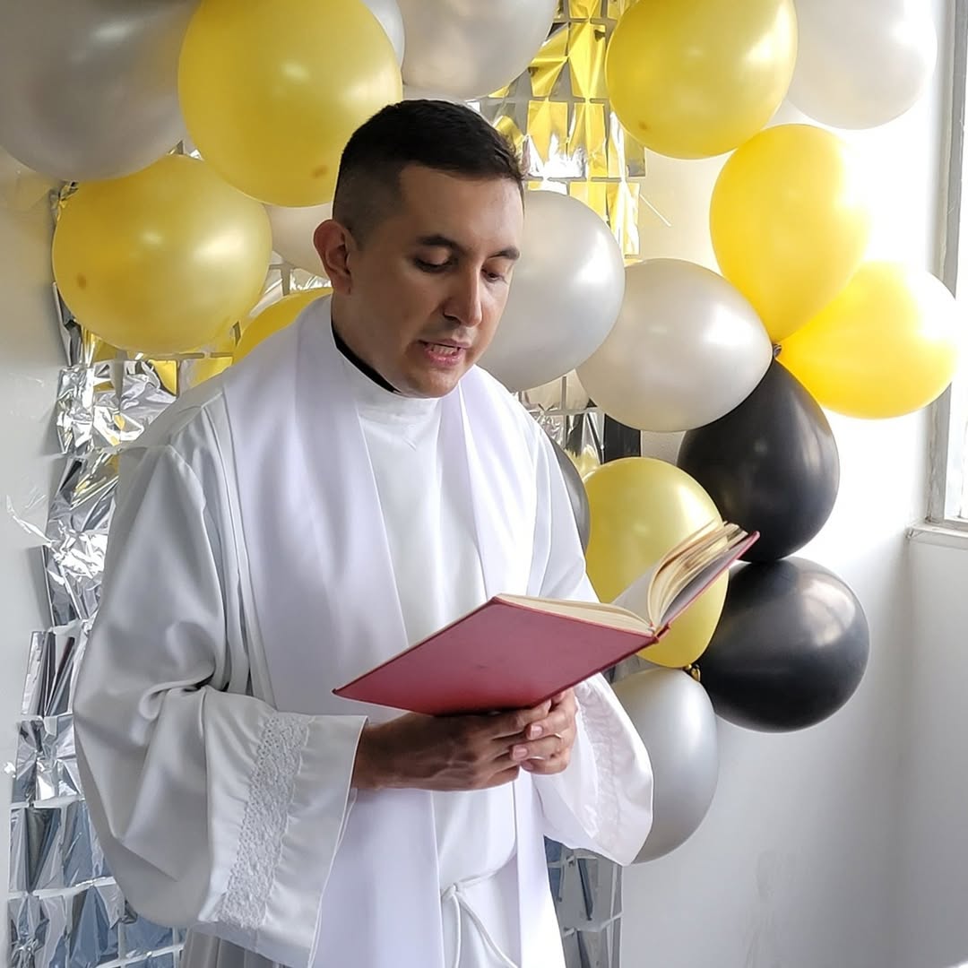 El padre Elkin Ardila, capellán del Hospital Universitario Erasmo Meoz (Huem), en Cúcuta, quien ofició la boda de Fabio Alexander Rangel Pinto y Leidy Paola León Rangel | Fuente: Instagram/esehuem