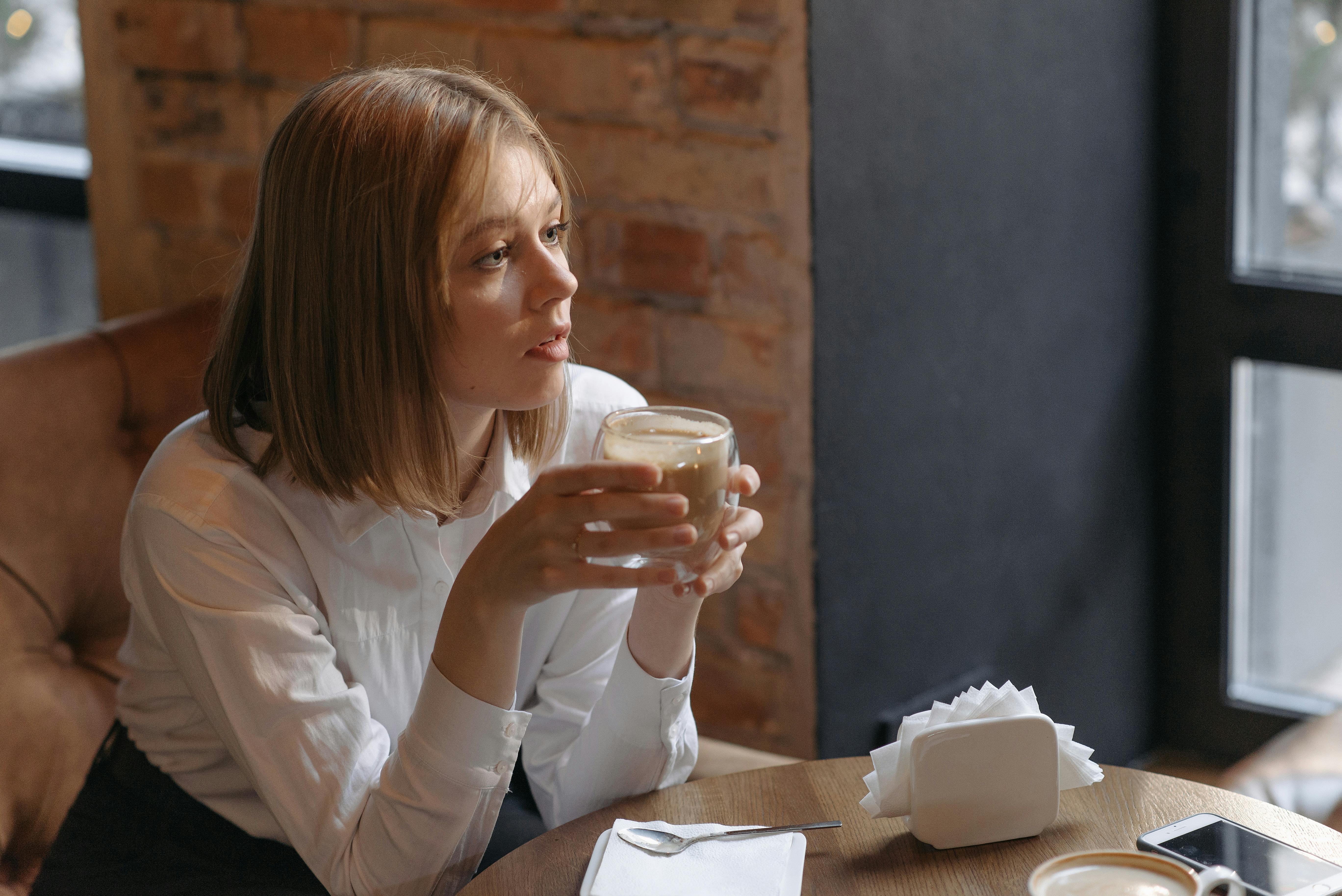 Mujer tomando café | Fuente: Pexels