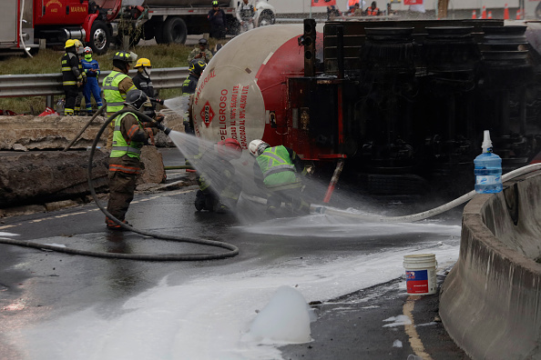 Bomberos atienden un camión cisterna de gas en llamas tras una explosión en el Puente de la Concordia, en la alcaldía Iztapalapa de la Ciudad de México, el 10 de septiembre de 2025, donde 70 personas resultaron heridas y tres murieron. Bomberos, Protección Civil, el Ejército, la policía y la Guardia Nacional acudieron al lugar | Fuente: Getty Images