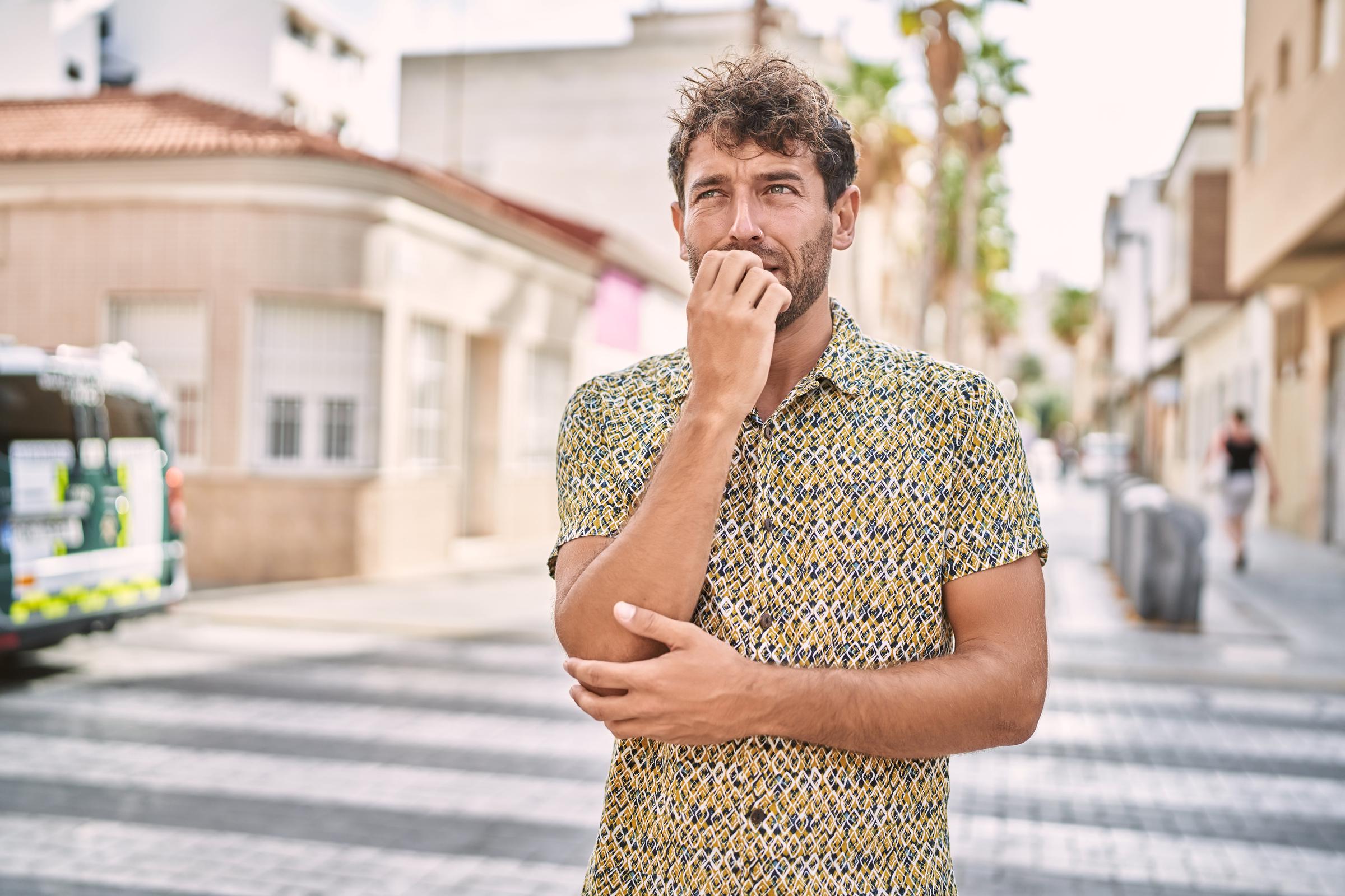 Un hombre nervioso | Fuente: Freepik