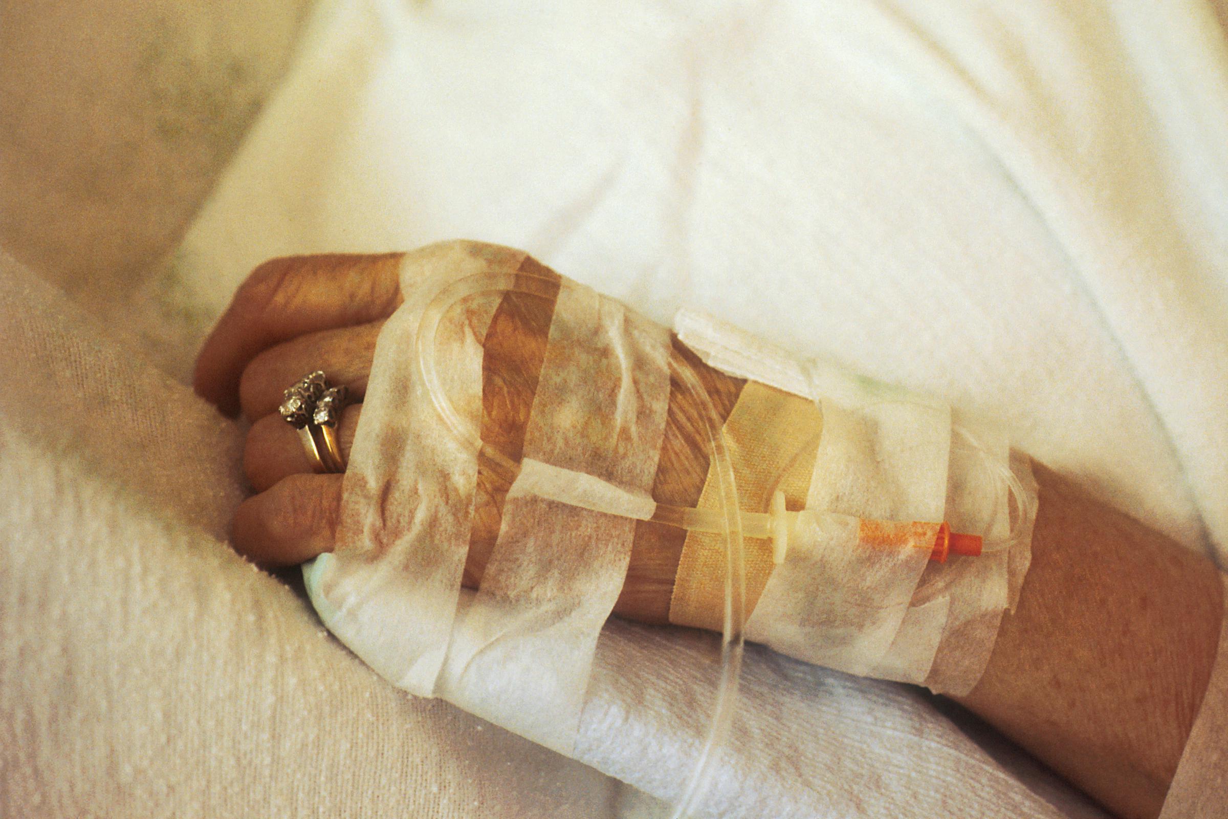 Una mujer con una vía intravenosa en el brazo | Fuente: Unsplash