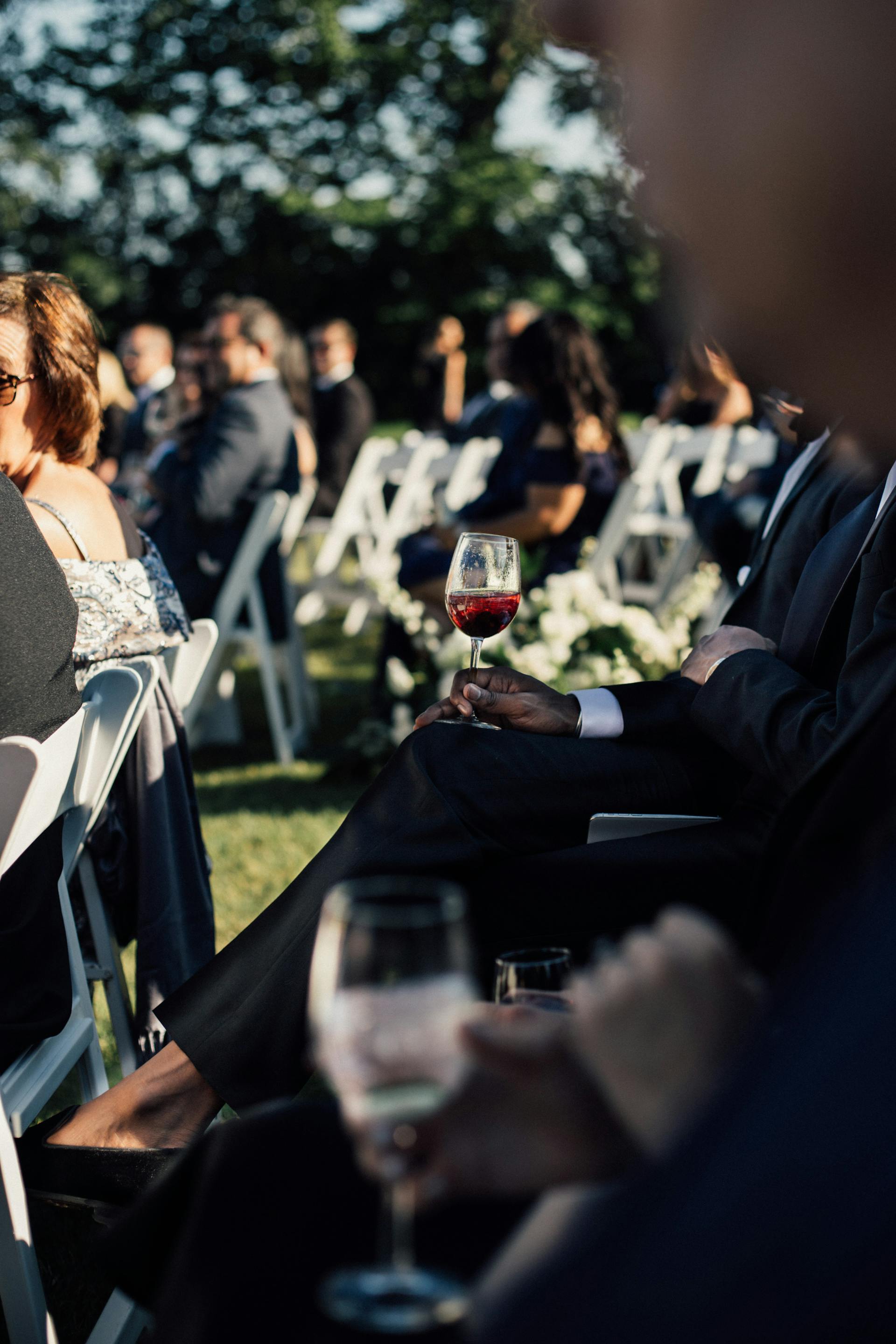 Gente sentada en una ceremonia nupcial | Fuente: Pexels